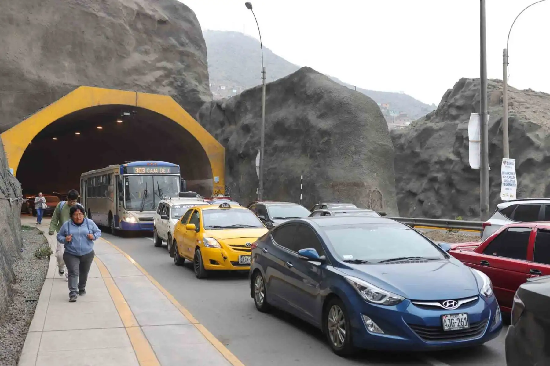 El cierre parcial de los túneles Santa Rosa y San Martín en Lima es parte de un proyecto de renovación de infraestructura vial impulsado por la Municipalidad Metropolitana de Lima. El objetivo es mejorar la conectividad entre el distrito de San Juan de Lurigancho y el Cercado de Lima, y se espera que las obras terminen el 4 de enero de 2025. Foto: ANDINA/Lino Chipana