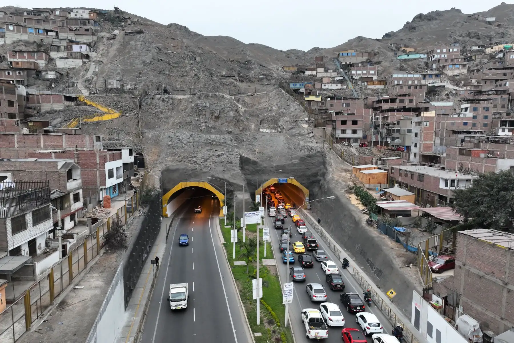 San Juan de Lurigancho y Rímac, dos distritos de Lima, llevan conectados por los túneles de Santa Rosa y San Martín, una obra de infraestructura que se esperaba desde hace años. Estos túneles, que se extienden desde la Prolongación Tacna y Alcázar en el Rímac hasta la urbanización Caja de Agua en San Juan de Lurigancho. Foto: ANDINA/Daniel Bracamonte