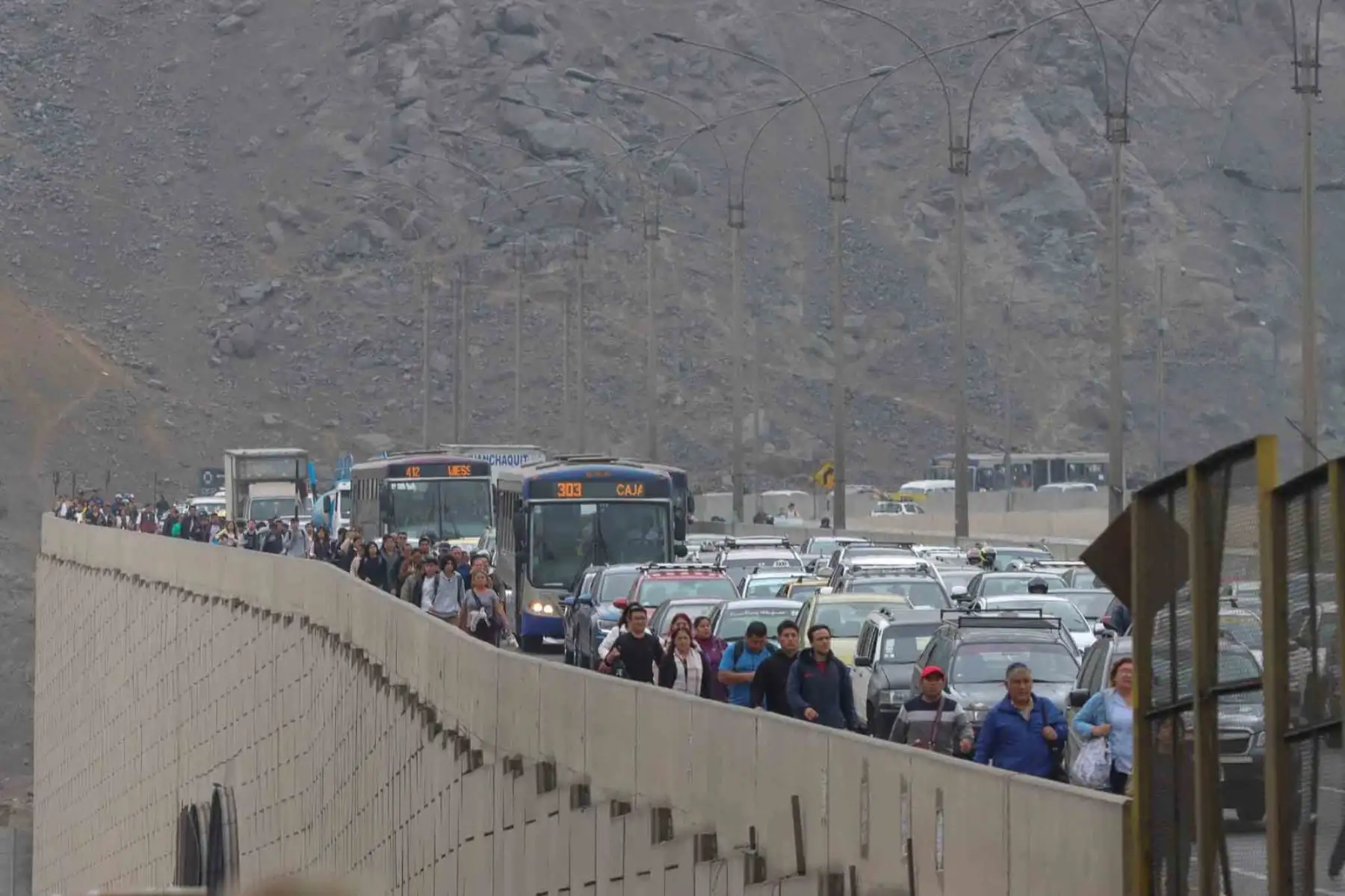 El cierre parcial de los túneles Santa Rosa y San Martín en Lima es parte de un proyecto de renovación de infraestructura vial impulsado por la Municipalidad Metropolitana de Lima. El objetivo es mejorar la conectividad entre el distrito de San Juan de Lurigancho y el Cercado de Lima, y se espera que las obras terminen el 4 de enero de 2025. Foto: ANDINA/Lino Chipana