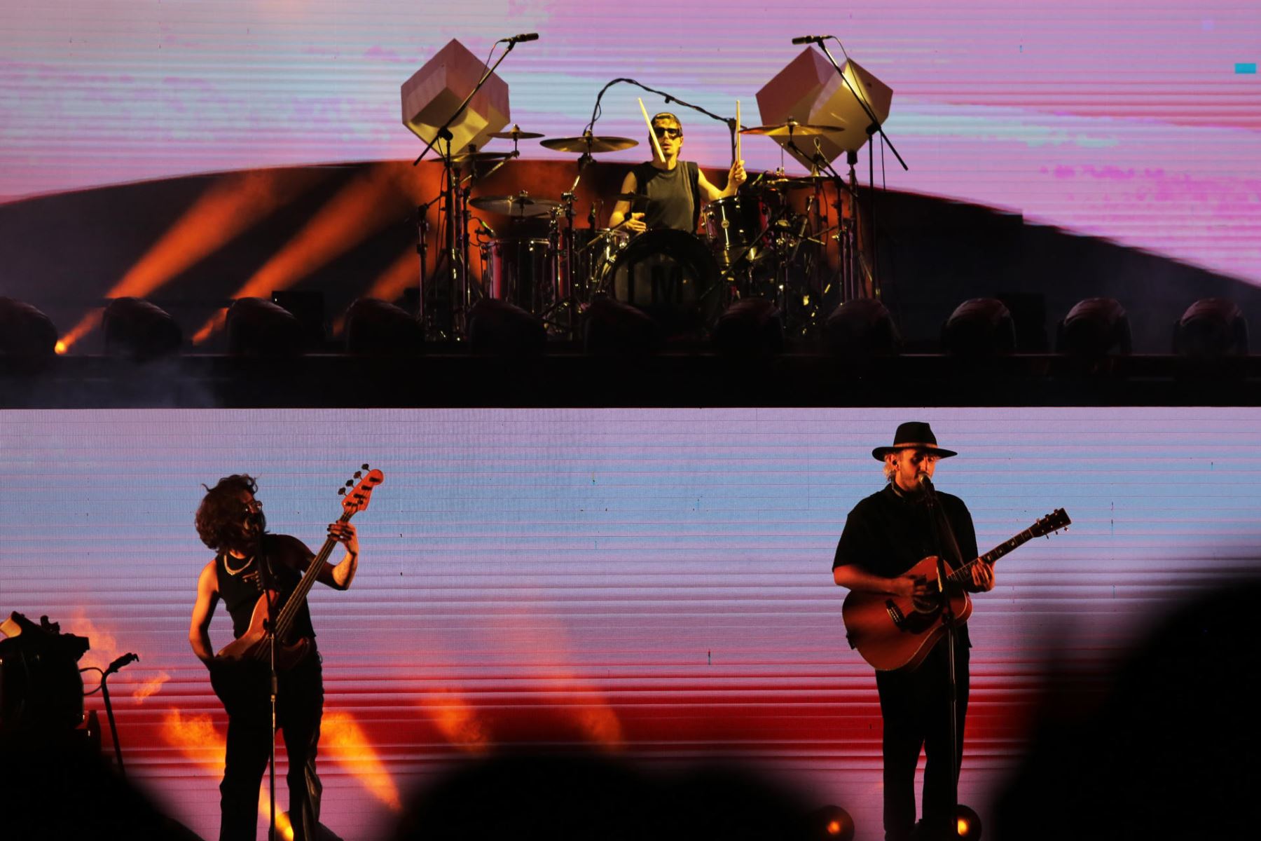 Integrantes de la agrupación Morat realizaron una presentación este lunes 14 de octubre de 2024 en el Estadio Nacional de Lima. La banda colombiana consiguió un lleno total histórico de 35,000 personas en su concierto del Estadio Nacional. Foto: EFE