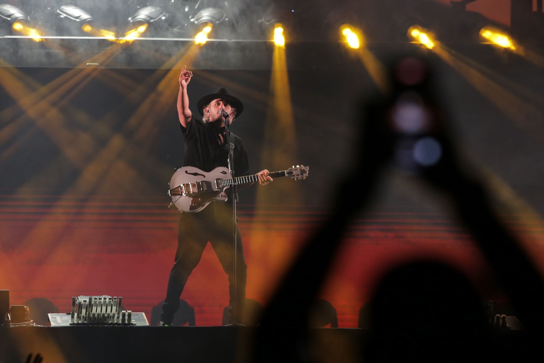 Juan Pablo Isaza, integrante de la agrupación Morat, durante su presentación de este lunes 14 de octubre de 2024 en el Estadio Nacional de Lima. La banda colombiana consiguió un lleno total histórico de 35,000 personas en su concierto del Estadio Nacional. Foto: EFE