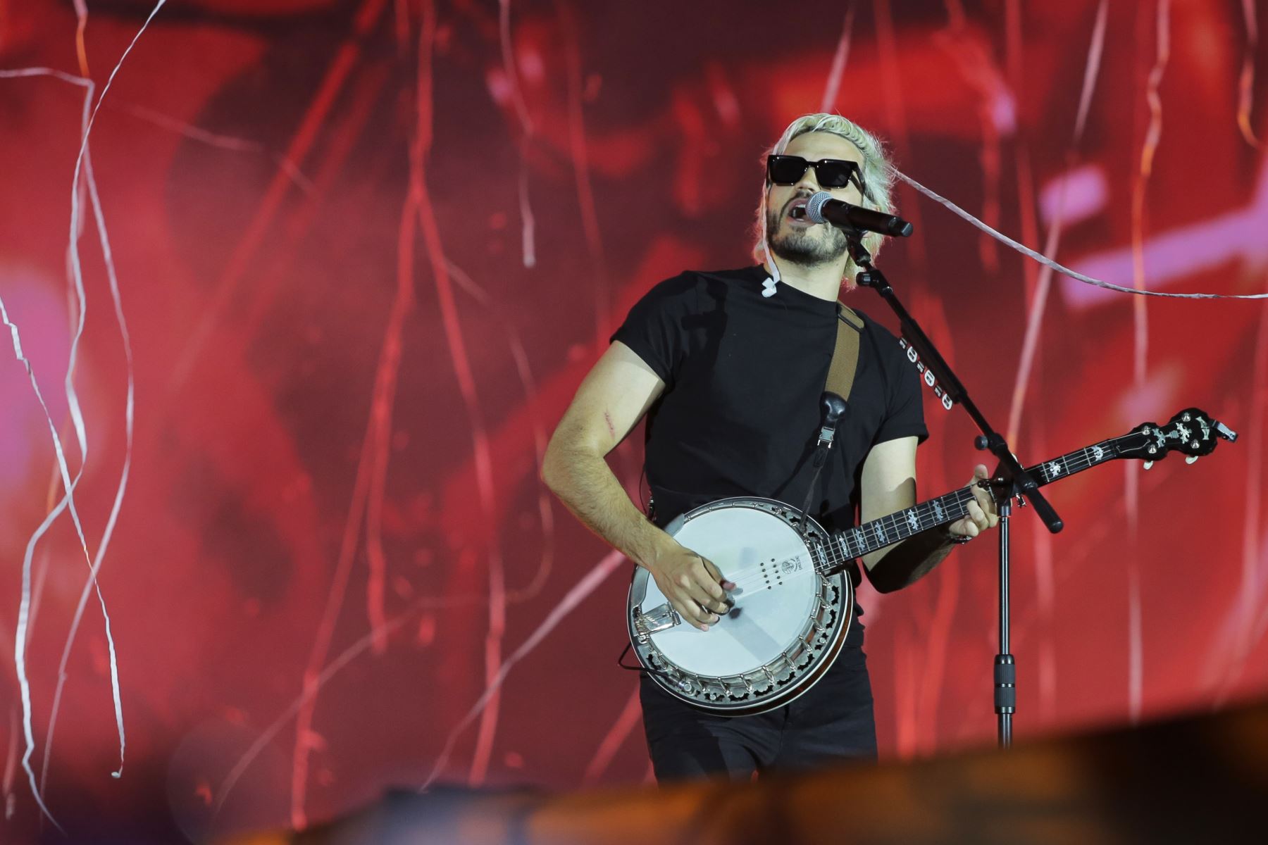 Juan Pablo Villamil, integrante de la agrupación Morat, durante su presentación de este lunes 14 de octubre de 2024 en el Estadio Nacional de Lima. La banda colombiana consiguió un lleno total histórico de 35,000 personas en su concierto del Estadio Nacional. Foto: EFE