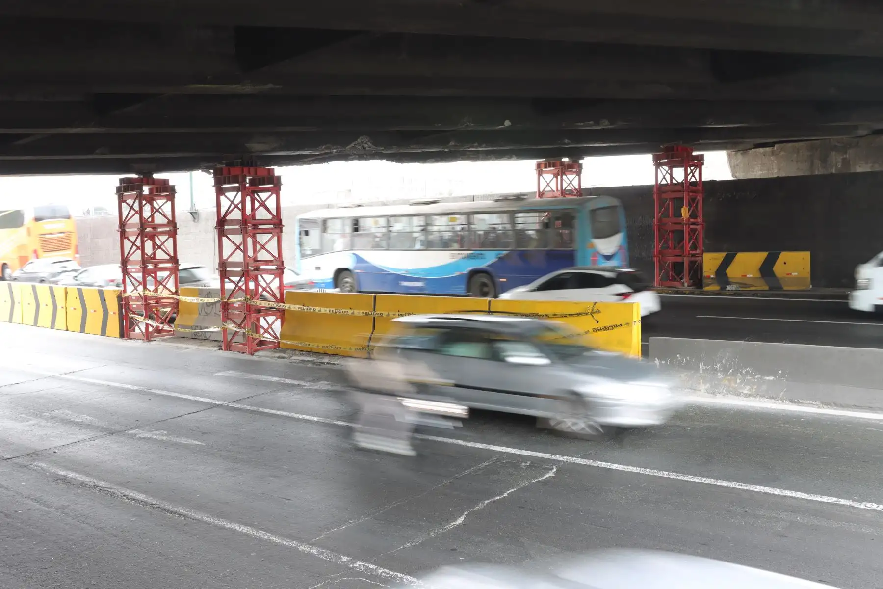 Debajo del puente Ricardo Palma de la Av. Abancay se han colocado unos soportes metálicos, como parte de los trabajos de reparación del mismo. Foto: ANDINA / Lino Chipana