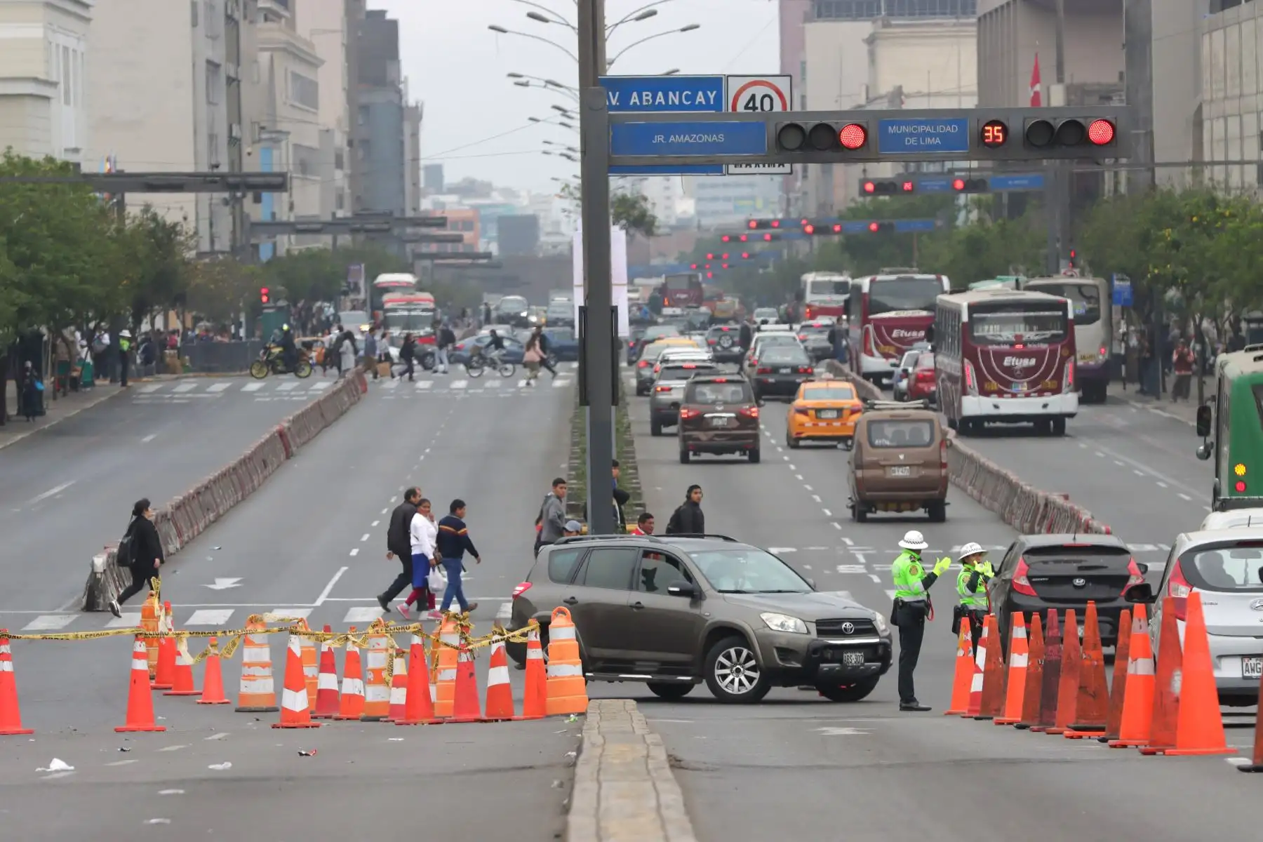 Según el plan de desvíos de Lima a San Juan de Lurigancho, los autos que circulan por la avenida Abancay deben desviar por el jirón Amazonas, entrar por el jirón Huánuco y seguir por la avenida 9 de octubre. Foto: ANDINA / Lino Chipana