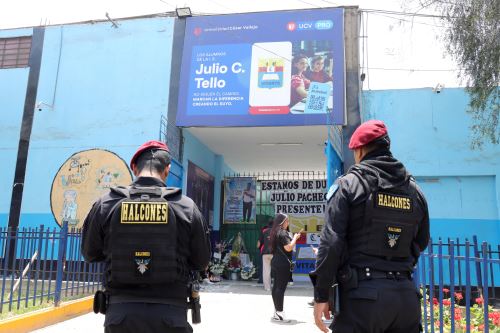 Policía refuerza seguridad en colegio Julio C. Tello en Ate. Foto: ANDINA/Lino Chipana