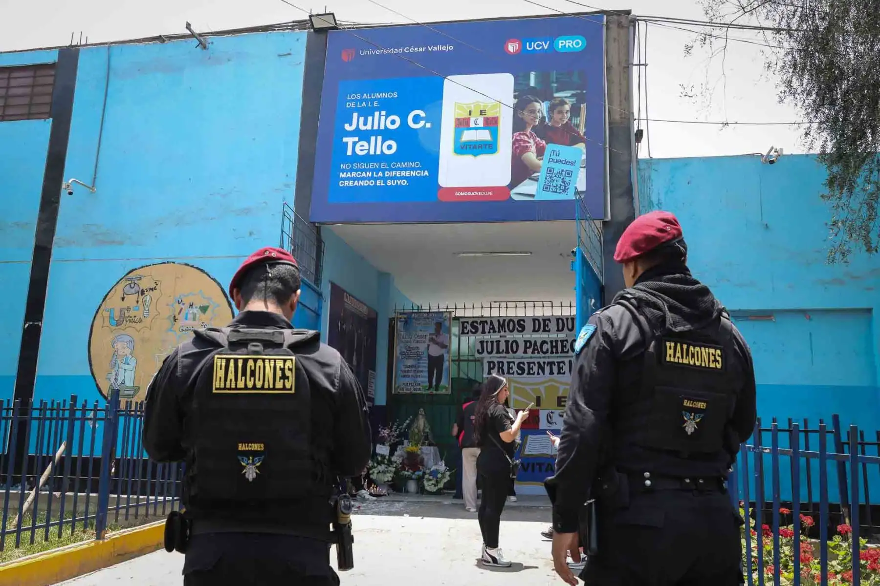 La Policía Nacional del Perú (PNP) y el serenazgo del distrito de Ate se encuentra resguardando los exteriores de la Institución Educativa Julio C. Tello, lugar donde fue asesinado ayer Julio César Pacheco Pimentel, docente de dicho centro educativo. Foto: ANDINA/ Lino Chipana