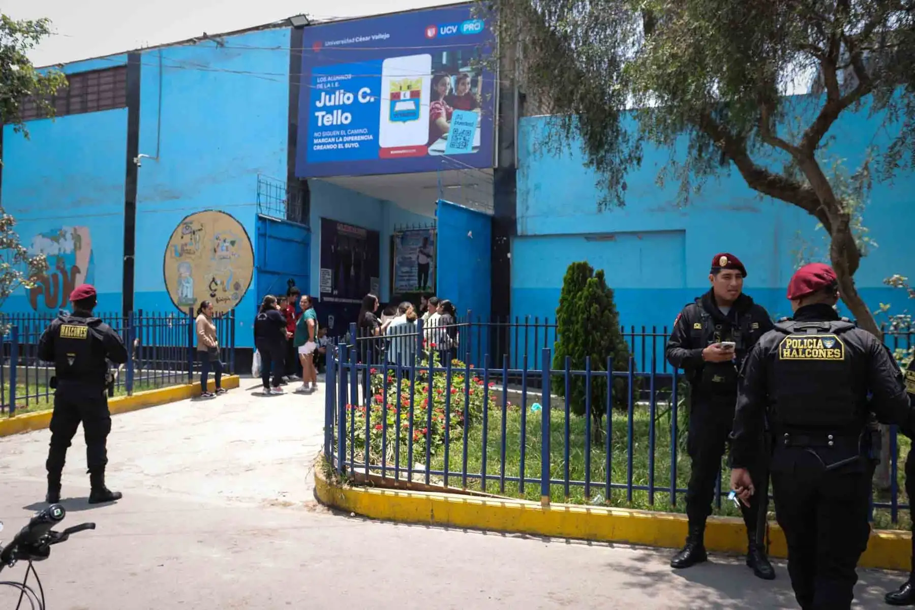 La Policía Nacional del Perú (PNP) y el serenazgo del distrito de Ate se encuentra resguardando los exteriores de la Institución Educativa Julio C. Tello, lugar donde fue asesinado ayer Julio César Pacheco Pimentel, docente de dicho centro educativo. Foto: ANDINA/ Lino Chipana