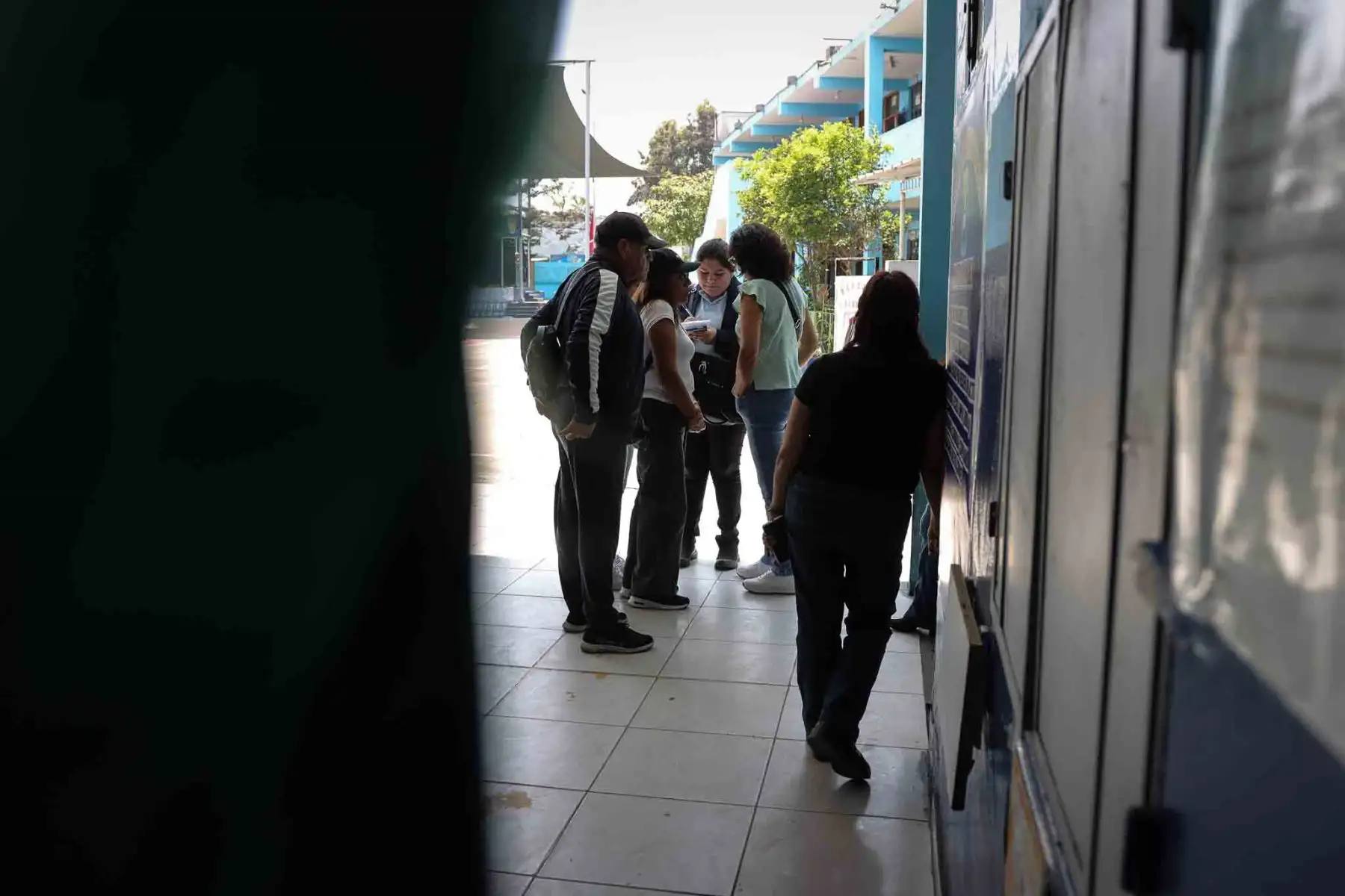 Desde tempranas horas, los padres de familia llegaron al colegio para colocar ramos florales y velas en homenaje al profesor de comunicación social. En señal de duelo, la institución ha colocado un listón negro en el portón del colegio. Foto: ANDINA/ Lino Chipana