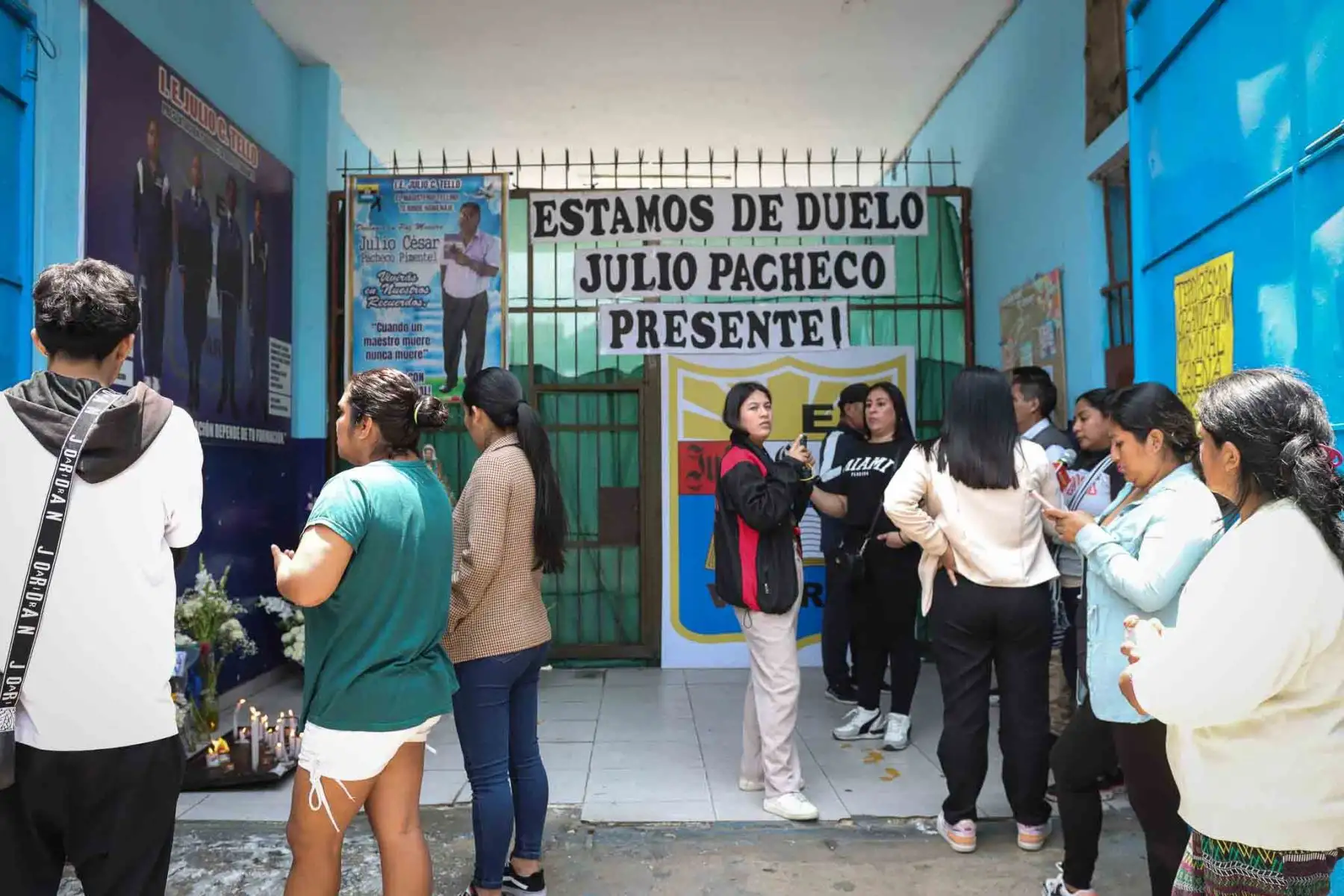 Desde tempranas horas, los padres de familia llegaron al colegio para colocar ramos florales y velas en homenaje al profesor de comunicación social. En señal de duelo, la institución ha colocado un listón negro en el portón del colegio. Foto: ANDINA/ Lino Chipana