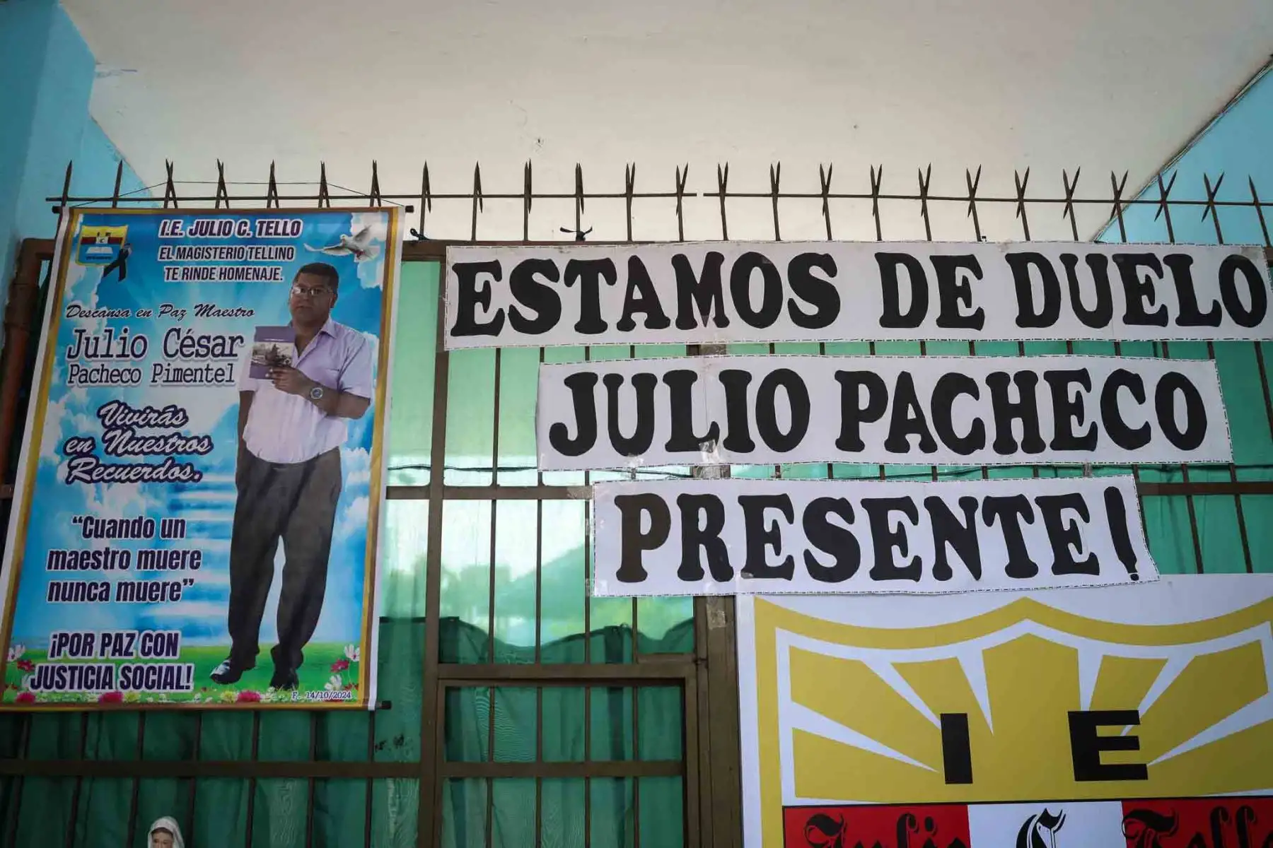 Desde tempranas horas, los padres de familia llegaron al colegio para colocar ramos florales y velas en homenaje al profesor de comunicación social. En señal de duelo, la institución ha colocado un listón negro en el portón del colegio. Foto: ANDINA/ Lino Chipana