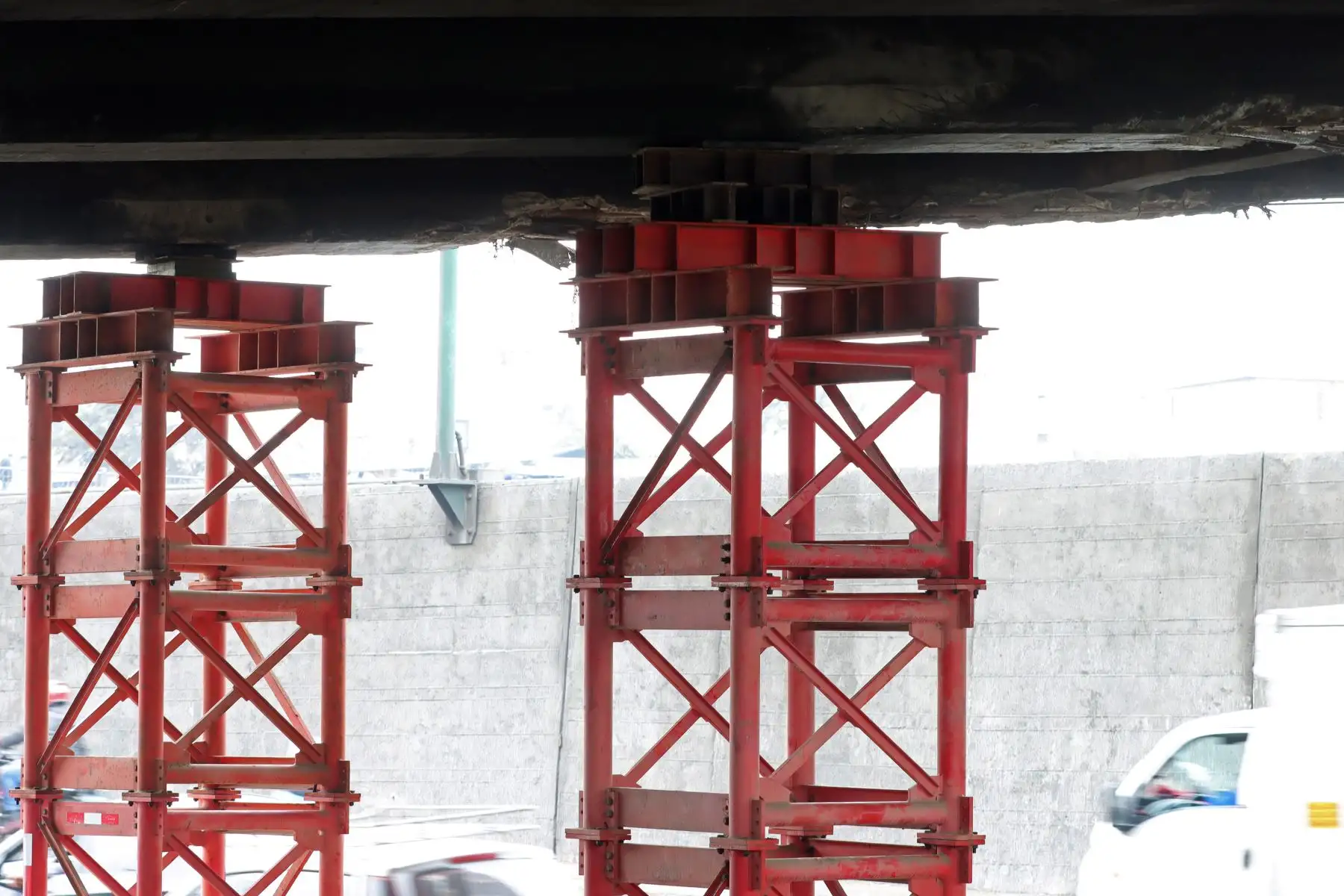 Debajo del puente Ricardo Palma de la Av. Abancay se han colocado unos soportes metálicos, como parte de los trabajos de reparación del mismo. Foto: ANDINA / Lino Chipana