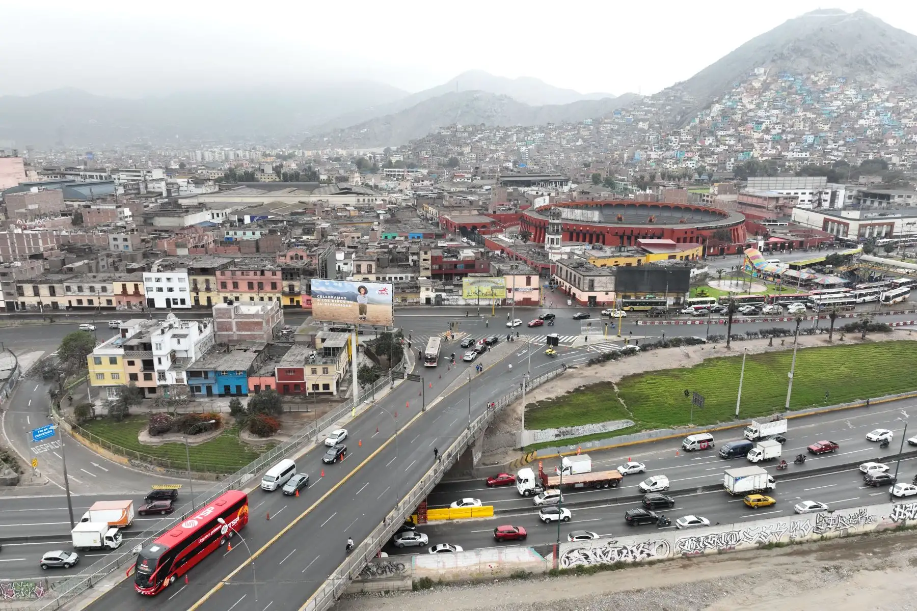 Cierre parcial del puente Ricardo Palma entre los distritos del Rímac y Cercado de Lima, por trabajos de apuntalamiento en el puente en el sentido de sur a norte. Foto: ANDINA/Daniel Bracamonte