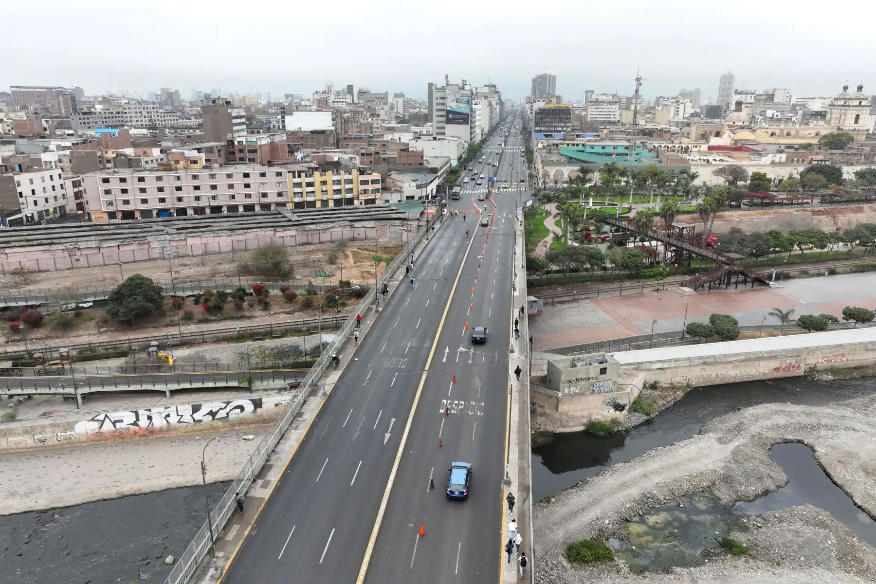 Actualmente sólo está habilitado un carril del puente Ricardo Palma de la avenida Abancay para el tránsito vehicular en ambas direcciones para conectar el Cercado de Lima con el Rímac. Foto: ANDINA/Daniel Bracamonte
