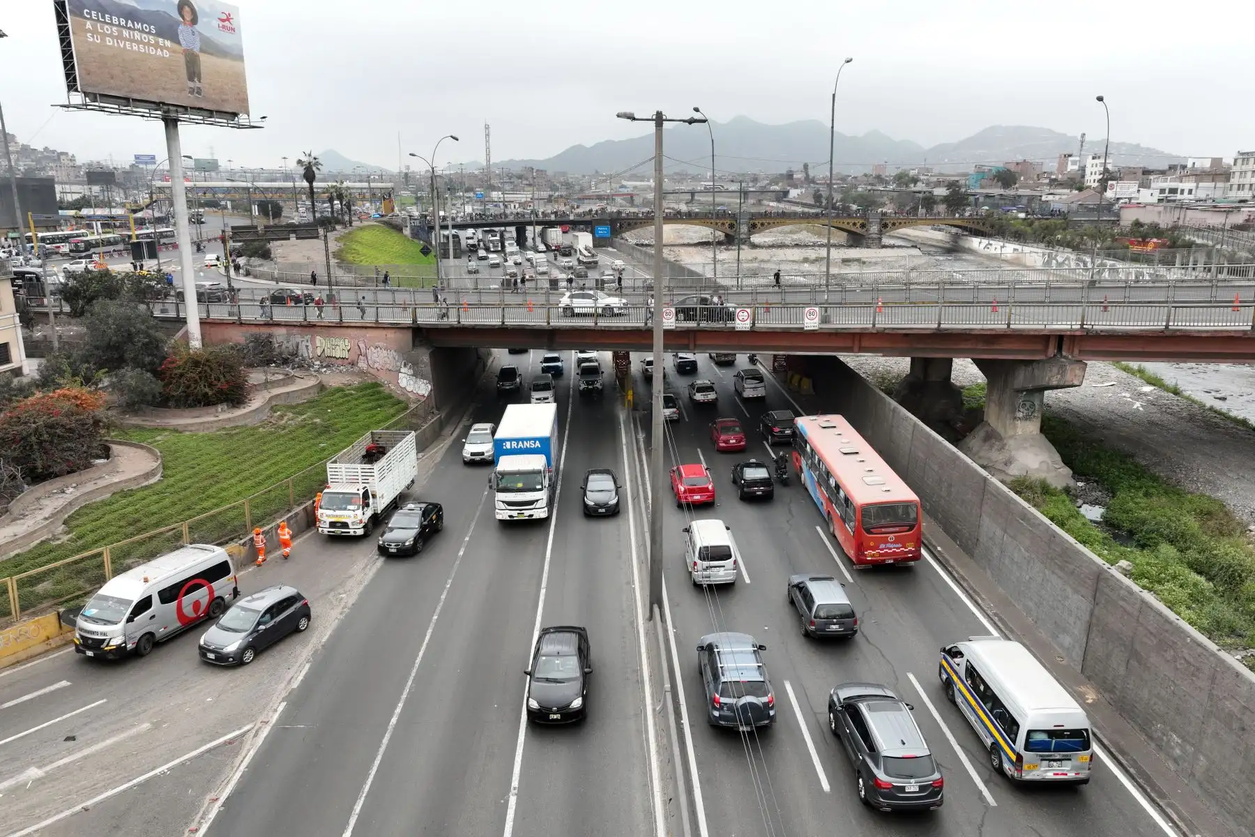Debajo del puente Ricardo Palma de la Av. Abancay se han colocado unos soportes metálicos, como parte de los trabajos de reparación del mismo. Foto: ANDINA/Daniel Bracamonte