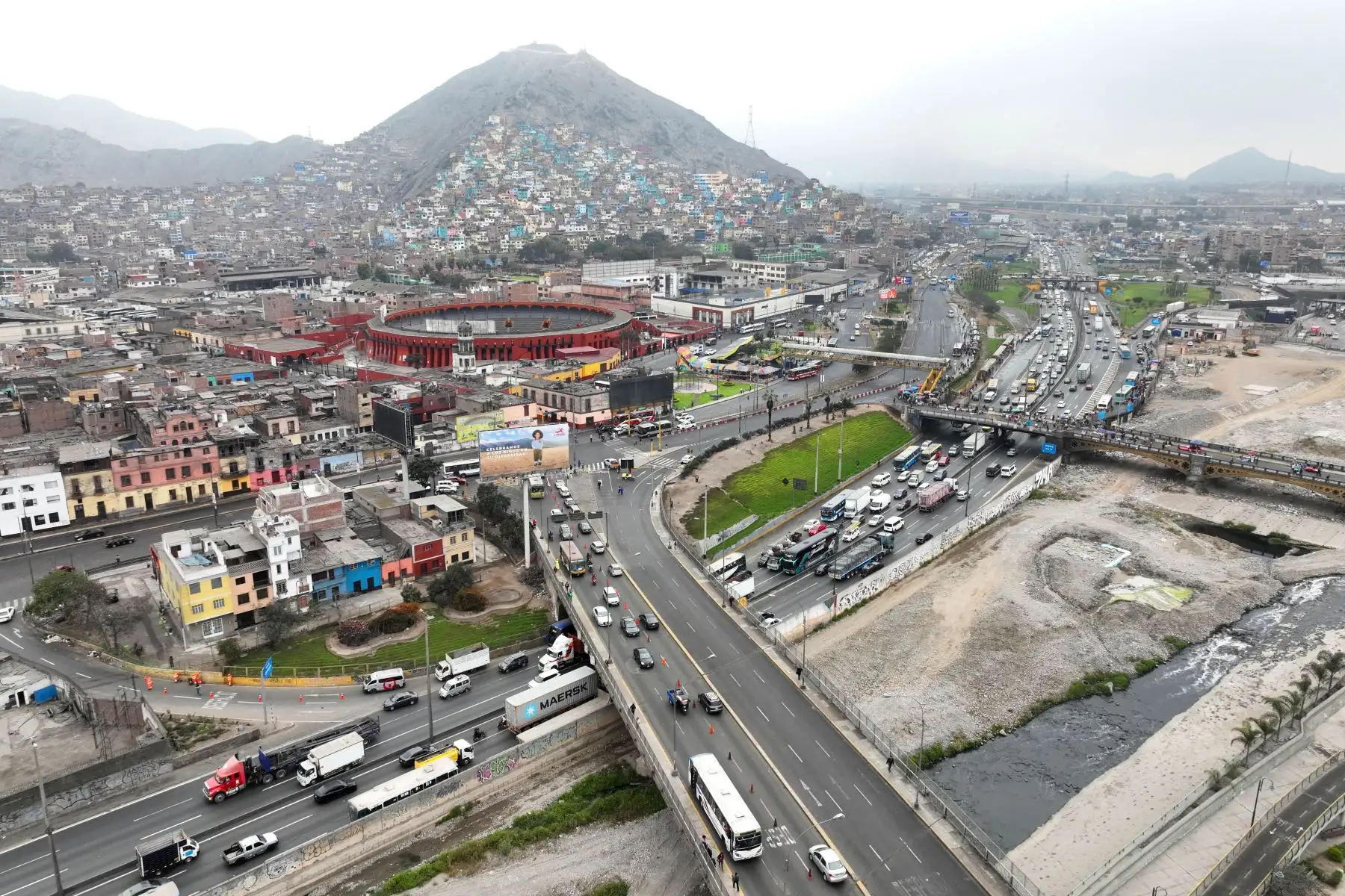 Actualmente sólo está habilitado un carril del puente Ricardo Palma de la avenida Abancay para el tránsito vehicular en ambas direcciones para conectar el Cercado de Lima con el Rímac. Foto: ANDINA/Daniel Bracamonte