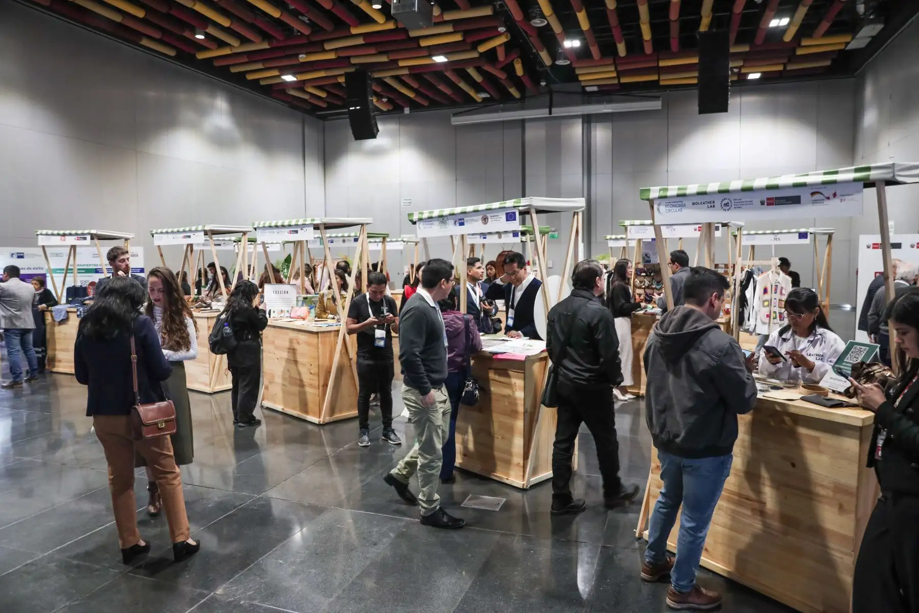 Este foro busca convertirse en un evento donde se difundan los avances de los compromisos adquiridos en los últimos años desde los diferentes actores. Además, se propone ser un espacio donde se identifiquen las oportunidades para acelerar la transición circular desde las finanzas e inversiones, el desarrollo y escalamiento de negocios circulares, y anunciar nuevos compromisos para construir un “Perú País Circular”. Foto  : ANDINA/ Connie Calderon