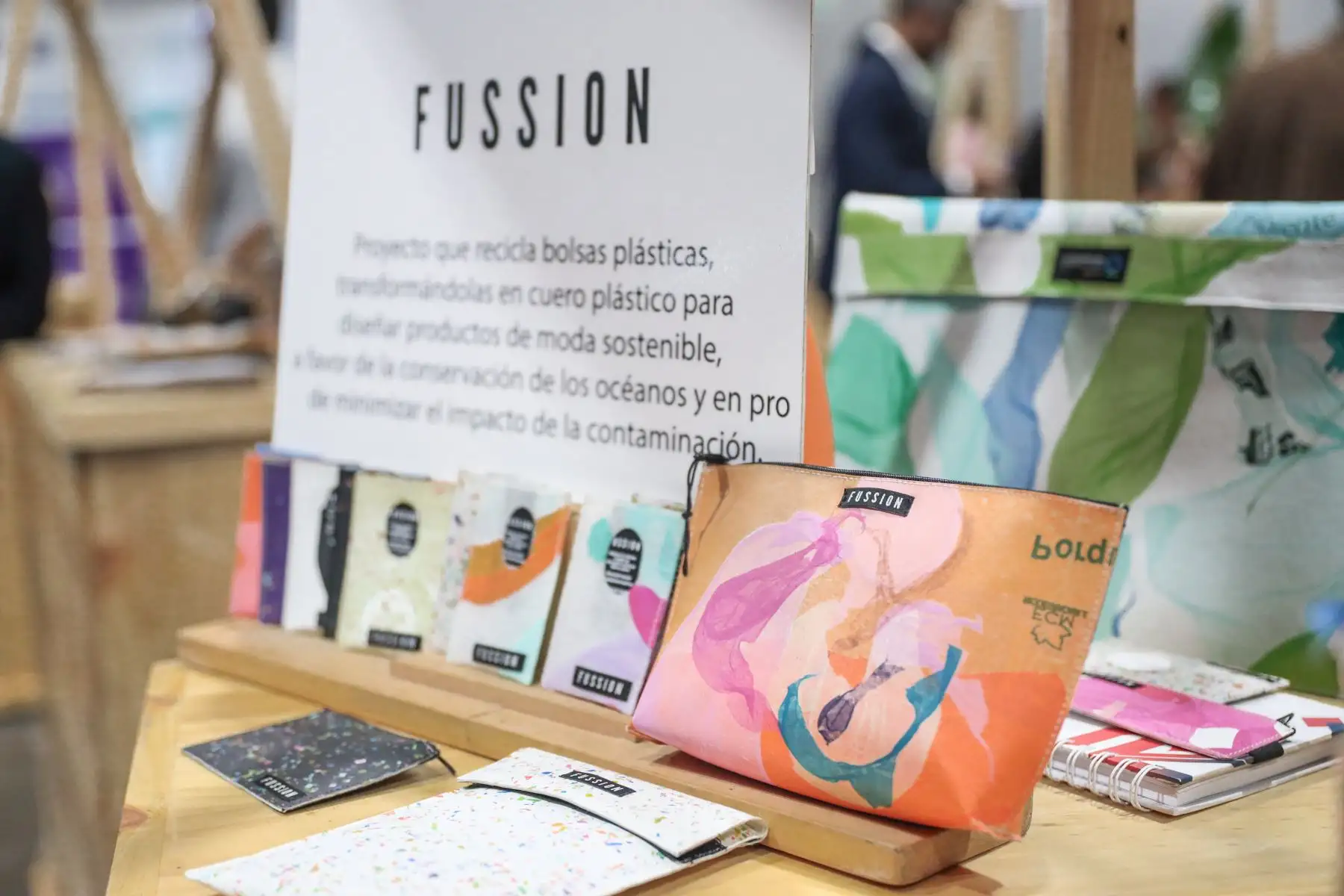 Este evento cuenta con la presencia de distintos emprendedores cuyos productos son exhibidos y puestos a la venta para el público asistente. Foto: ANDINA/ Connie Calderon