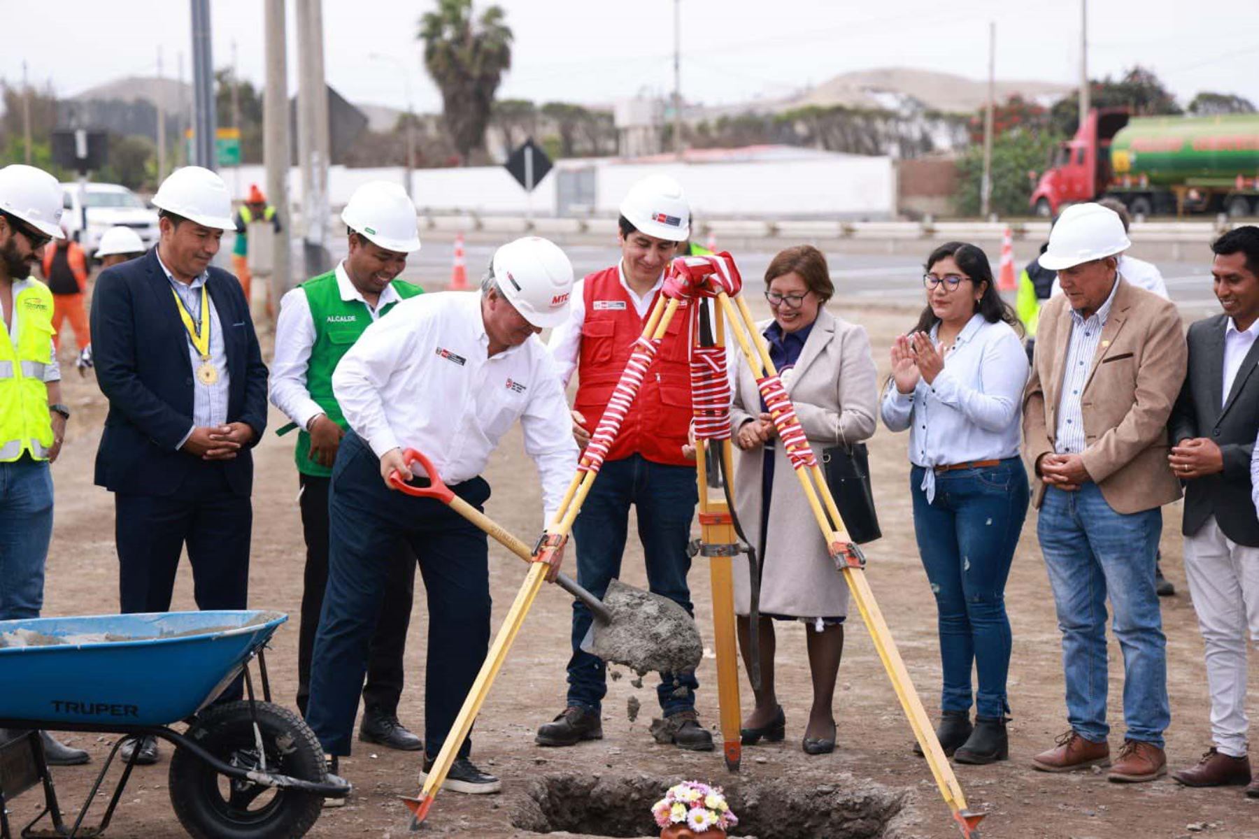 "Esta es una de las 21 obras que estamos impulsando y que se harán a lo largo de la Panamericana Sur", afirmó el ministro Raúl Pérez Reyes. Foto: ANDINA/MTC