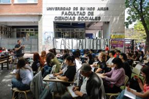 Estudiantes realizan clases frente a la Facultad de Ciencias Sociales de la Universidad de Buenos Aires en rechazo al veto a la ley de financiamiento universitario este martes. Foto: EFE