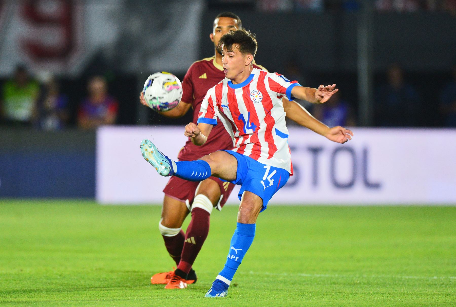 El mediocampista de Venezuela  Telasco Segovia y el mediocampista de Paraguay  Andrés Cubas luchan por el balón durante el partido de fútbol clasificatorio sudamericano para la Copa Mundial de la FIFA 2026 entre Paraguay y Venezuela en los Defensores del Chaco. Foto: AFP