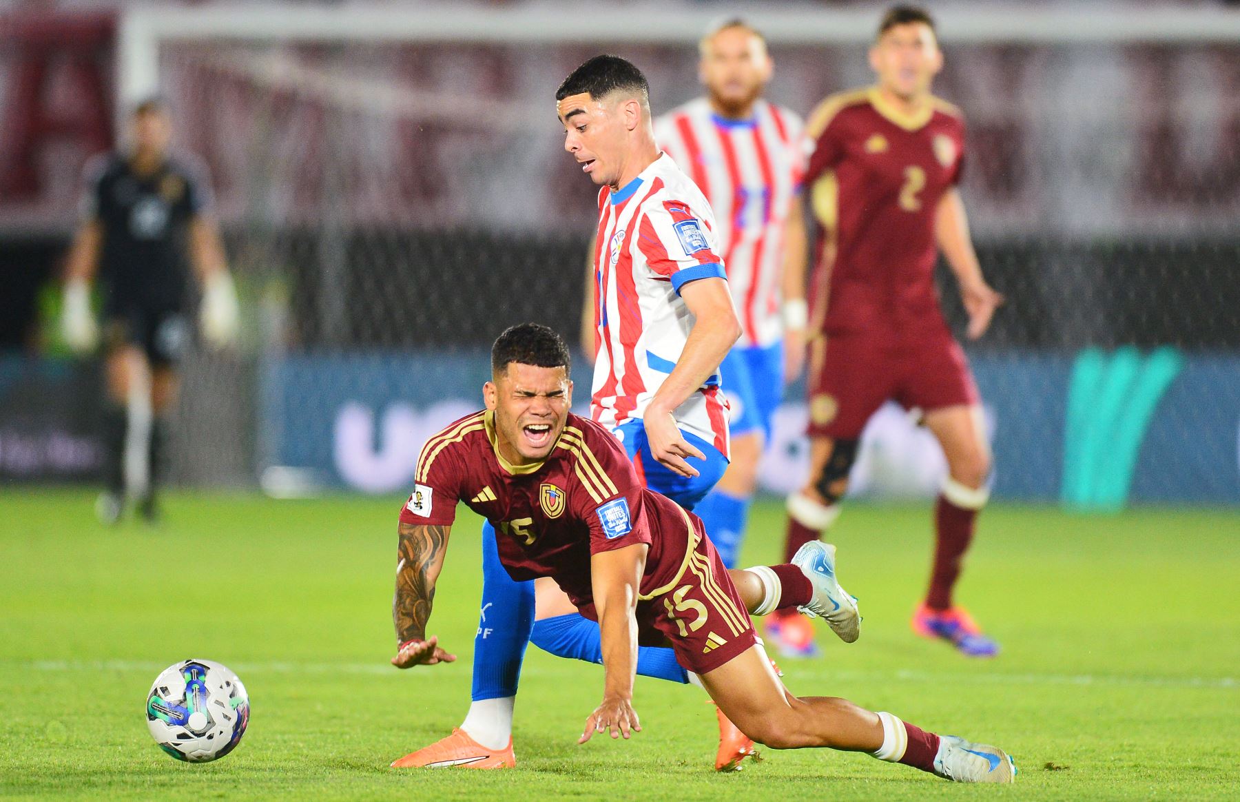 El defensor de Venezuela  Miguel Navarro y el mediocampista de Paraguay  Miguel Almirón luchan por el balón durante el partido de fútbol clasificatorio sudamericano para la Copa Mundial de la FIFA 2026 entre Paraguay y Venezuela. AFP