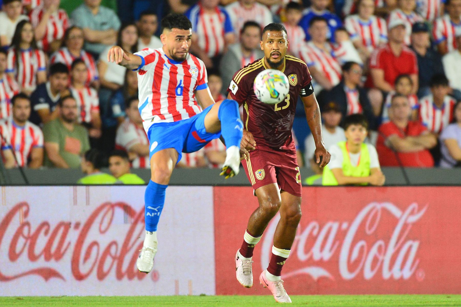 El defensor de Paraguay Junior Alonso y el delantero de Venezuela Salomón Rondón luchan por el balón durante el partido de fútbol de las eliminatorias sudamericanas para la Copa Mundial de la FIFA 2026 entre Paraguay y Venezuela. AFP