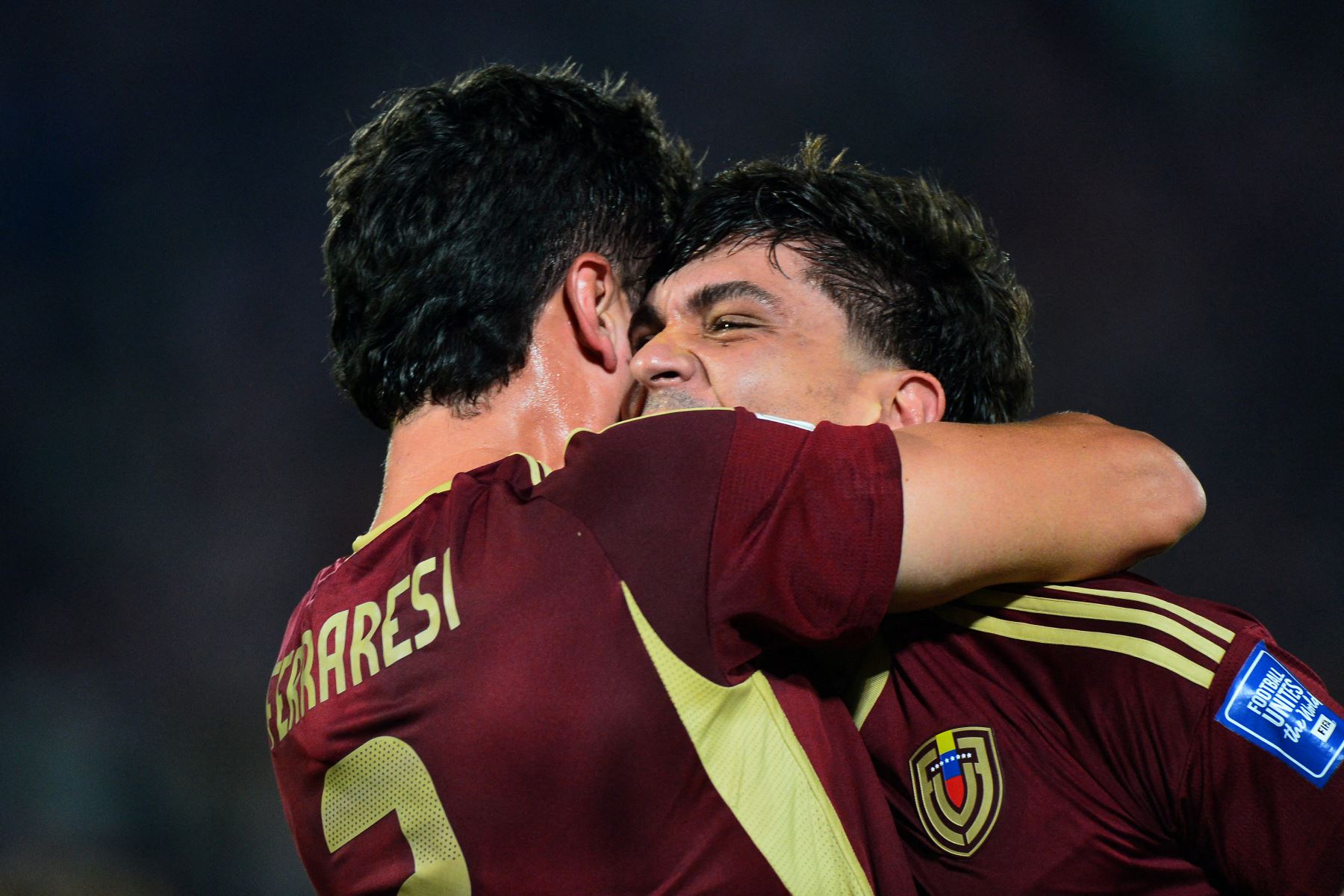 El defensor venezolano  Jon Aramburu celebra con su compañero defensor Nahuel Ferraresi luego de anotar el primer gol de su equipo durante el partido de fútbol de las eliminatorias sudamericanas para la Copa Mundial de la FIFA 2026 entre Paraguay y Venezuela. AFP