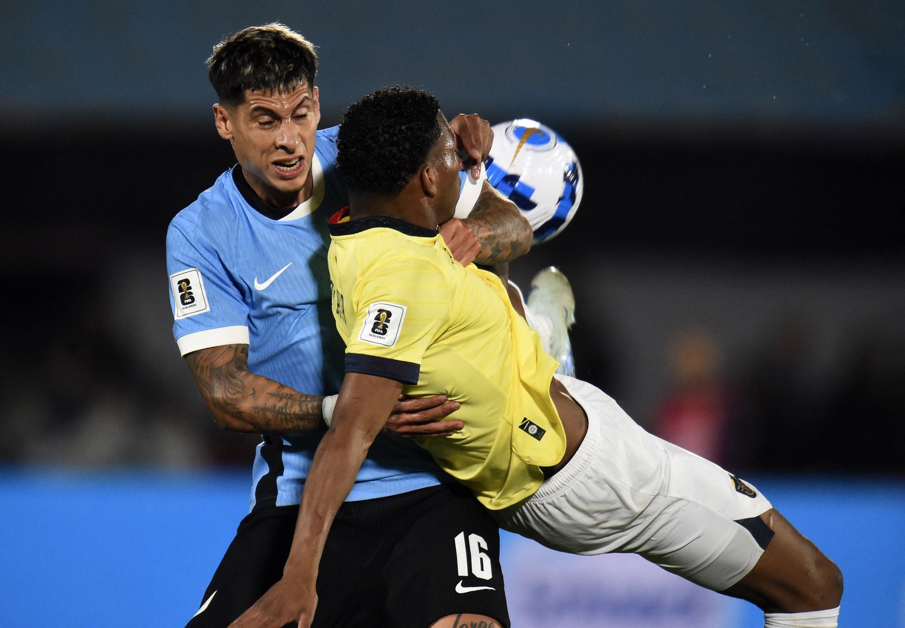 El defensor de Uruguay  Mathias Olivera y el mediocampista de Ecuador  Gonzalo Plata luchan por el balón durante el partido de fútbol de las eliminatorias sudamericanas para la Copa Mundial de la FIFA 2026 entre Uruguay y Ecuador. AFP