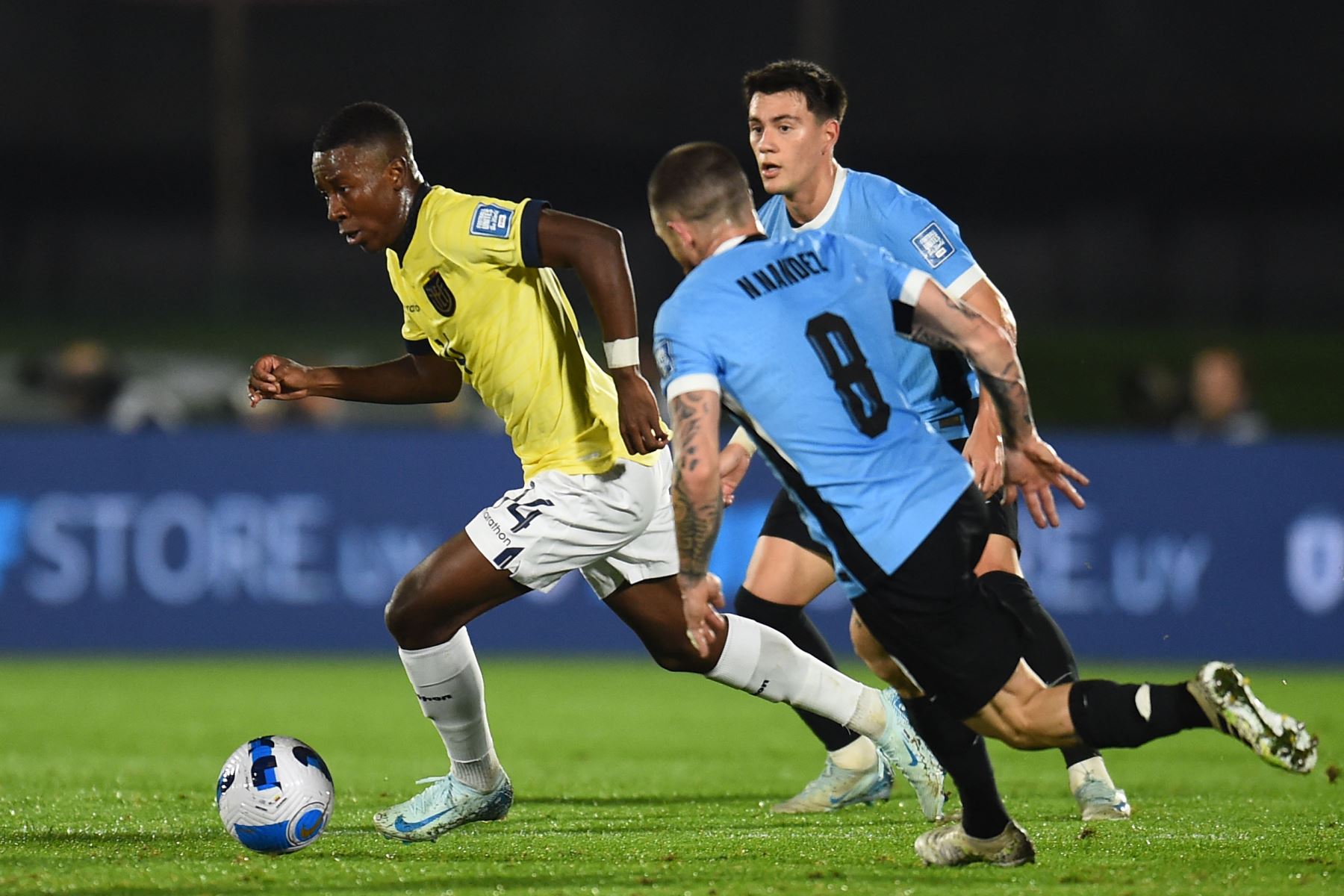 El mediocampista de Ecuador  Alan Minda y el mediocampista de Uruguay  Nahitan N·ndez luchan por el balón durante el partido de fútbol de las eliminatorias sudamericanas para la Copa Mundial de la FIFA 2026 entre Uruguay y Ecuador. AFP