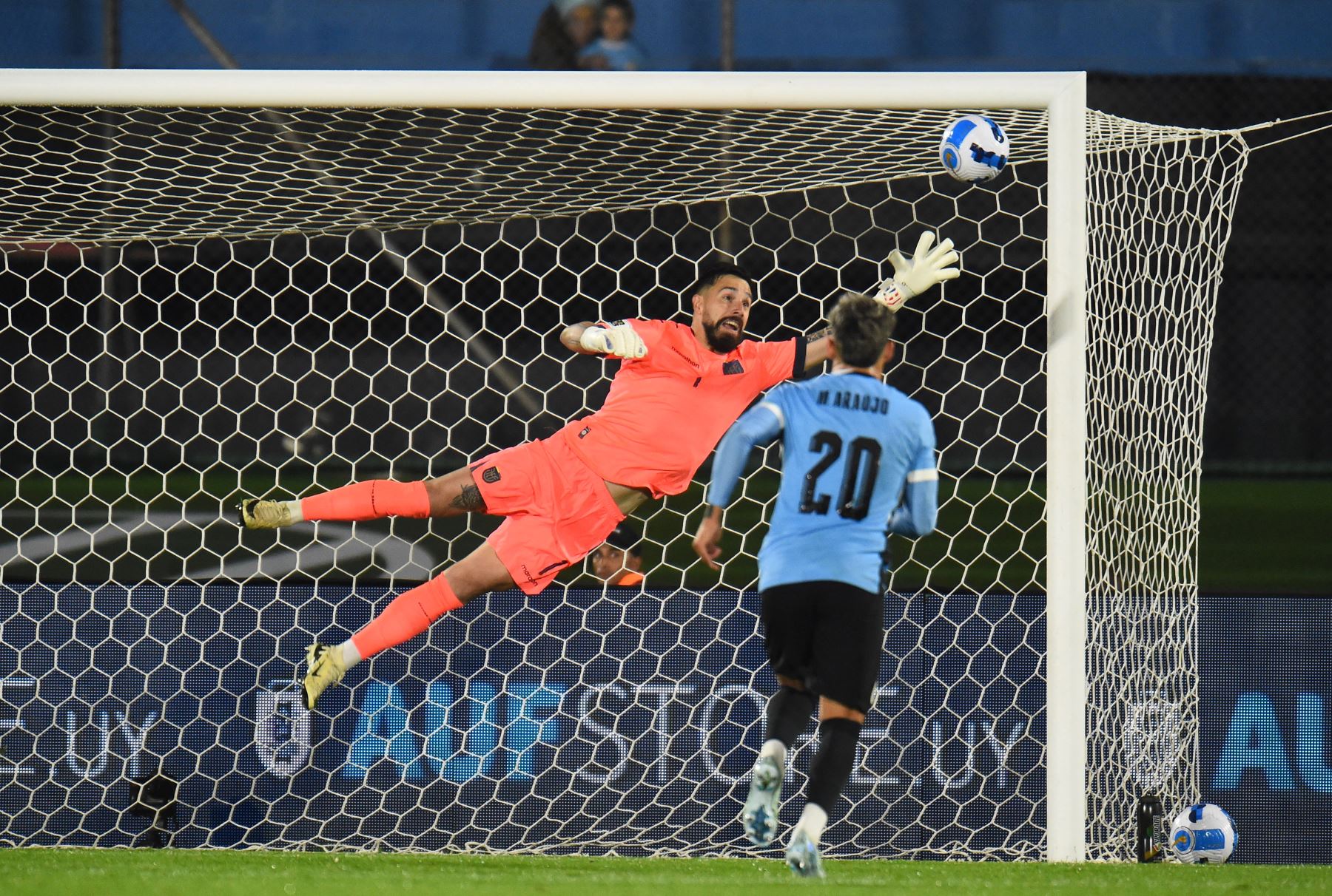 El portero de Ecuador Hernán Galíndez se lanza para detener un balón del mediocampista de Uruguay Federico Valverde  durante el partido de fútbol de las eliminatorias sudamericanas para la Copa Mundial de la FIFA 2026 entre Uruguay y Ecuador. AFP