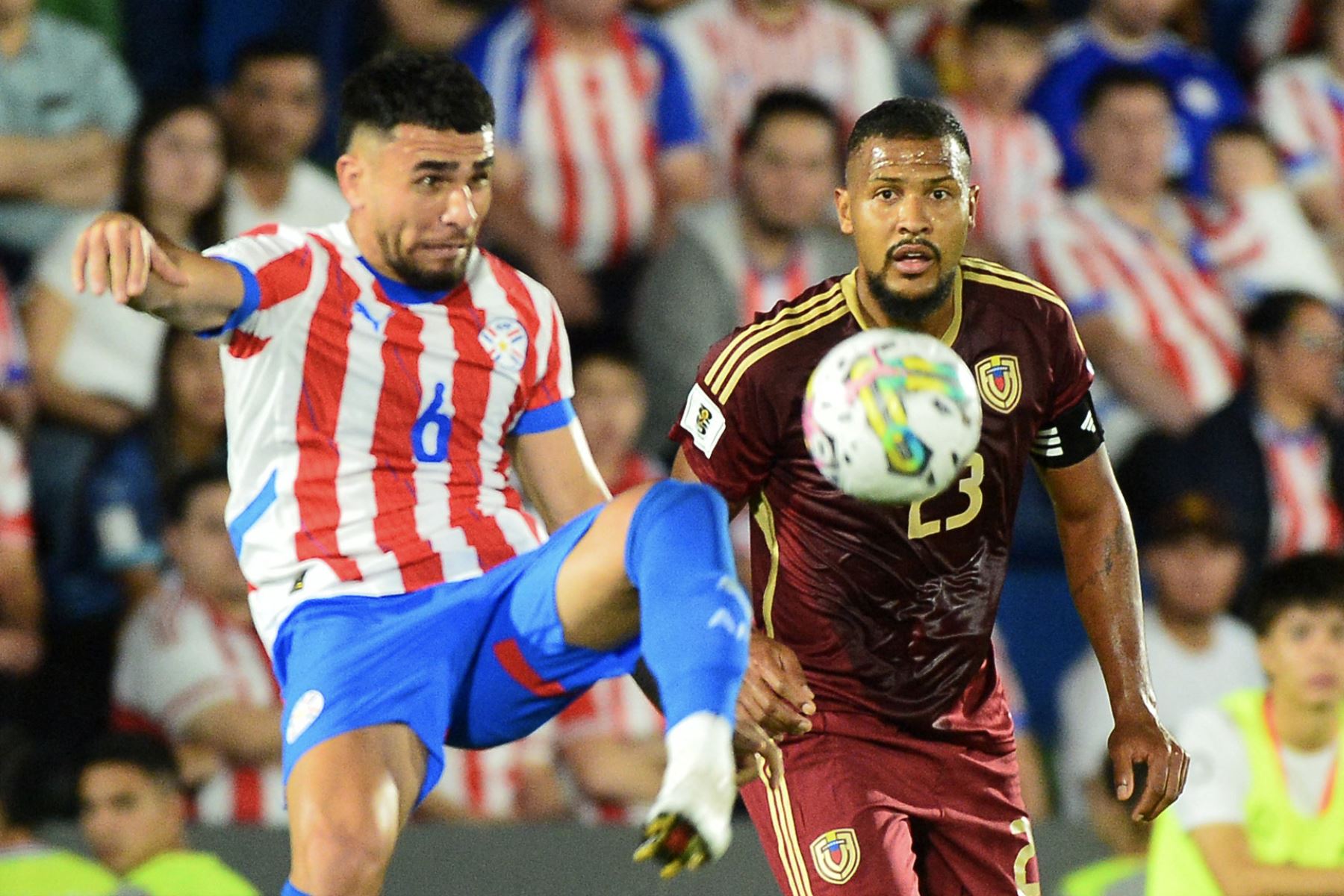 El defensor de Paraguay Junior Alonso y el delantero de Venezuela  Salomón Rondón luchan por el balón durante el partido de fútbol de las eliminatorias sudamericanas para la Copa Mundial de la FIFA 2026 entre Paraguay y Venezuela. Foto: AFP