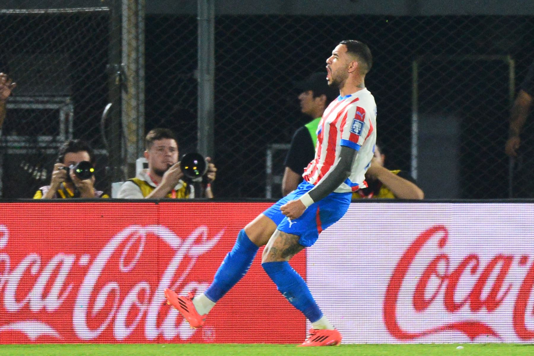 El delantero de Paraguay  Antonio Sanabria celebra tras anotar durante el partido de fútbol de las Eliminatorias Sudamericanas de la Copa Mundial de la FIFA 2026 entre Paraguay y Venezuela.. AFP