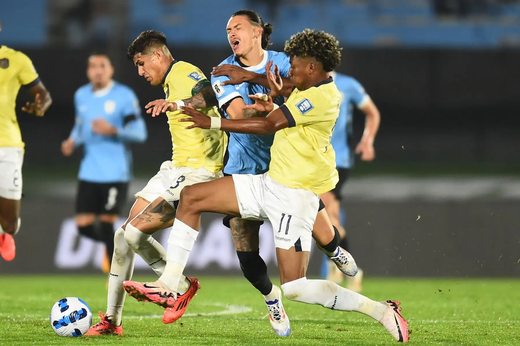 El delantero uruguayo Darwin Núñez  lucha por el balón con el defensor ecuatoriano  Piero Hincapie y el delantero  Kevin Rodríguez durante el partido de fútbol clasificatorio sudamericano para la Copa Mundial de la FIFA 2026 entre Uruguay y Ecuador. Foto: AFP