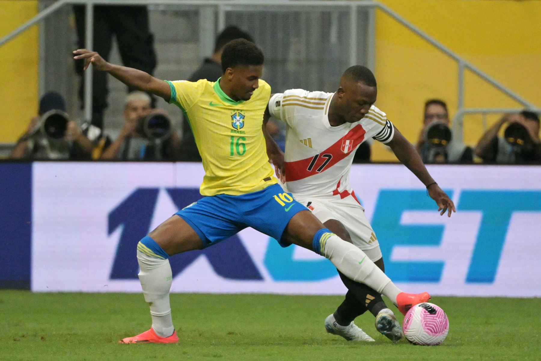 El defensor de Brasil  Abner y el defensor de Perú  Luis Advincula luchan por el balón durante el partido de fútbol de las eliminatorias sudamericanas para la Copa Mundial de la FIFA 2026 entre Brasil y Perú. AFP