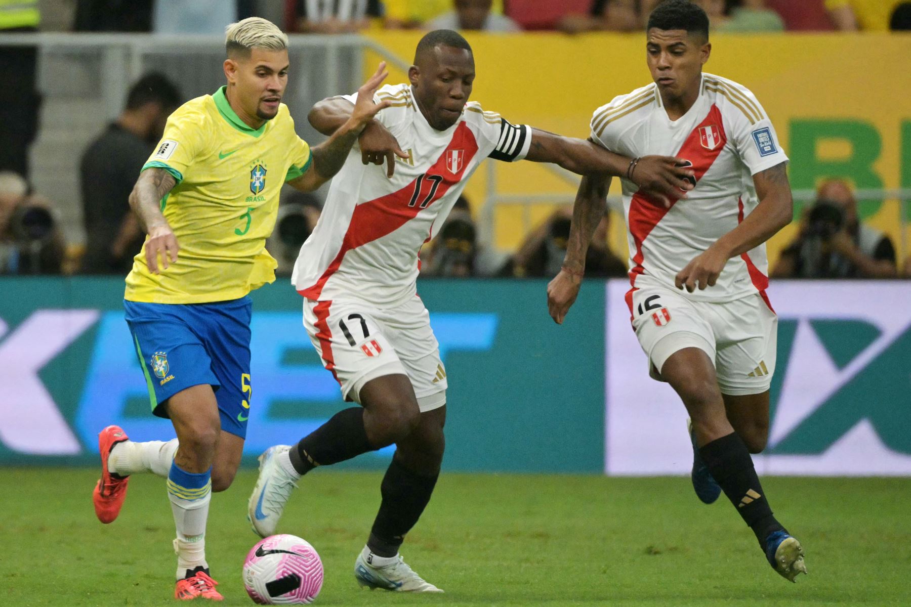 El mediocampista brasileño  Bruno Guimaraes, el defensor peruano  Luis Advincula y el defensor peruano  Miguel Araujo luchan por el balón durante el partido de fútbol de las eliminatorias sudamericanas para la Copa Mundial de la FIFA 2026 entre Brasil y Perú. AFP