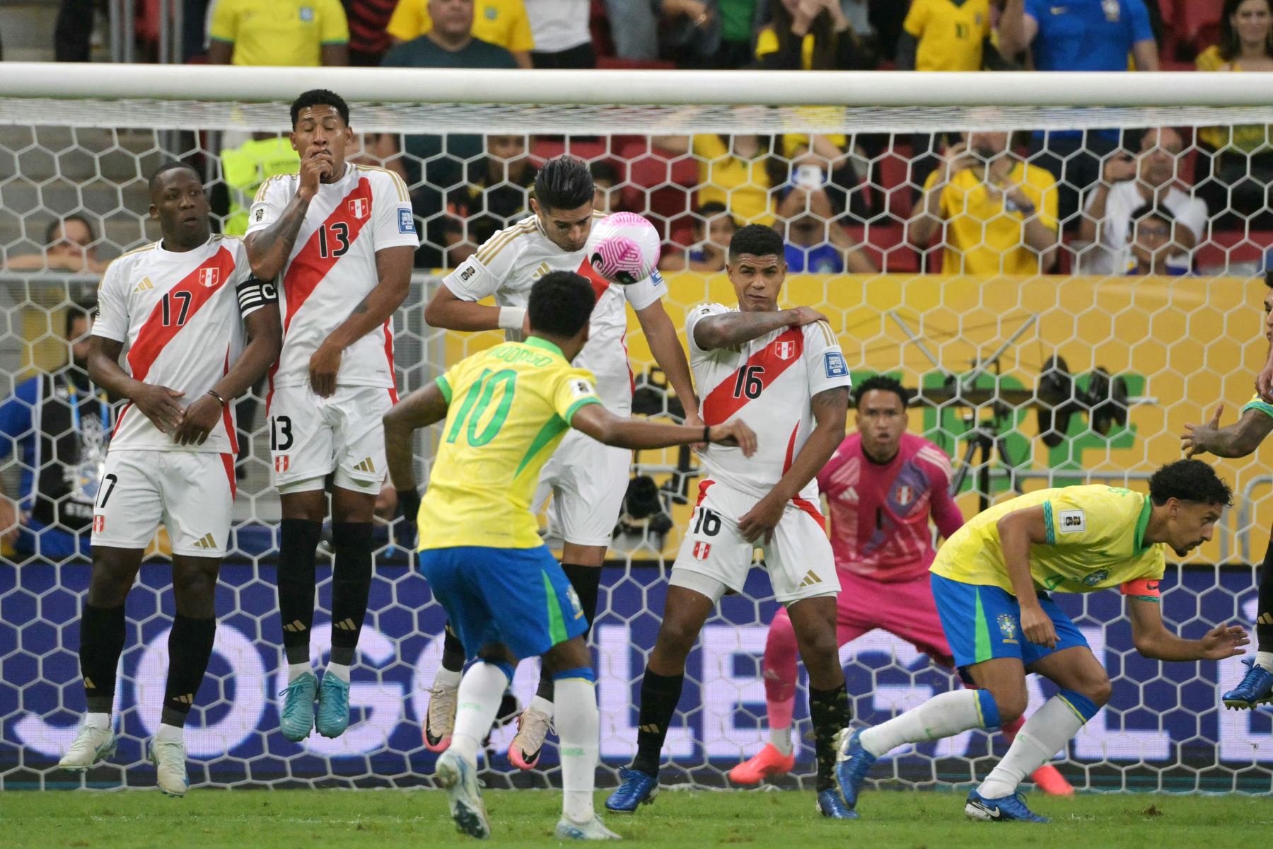 El delantero brasileño  Rodrygo lanza un tiro libre durante el partido de fútbol de las eliminatorias sudamericanas para la Copa Mundial de la FIFA 2026 entre Brasil y Perú. AFP