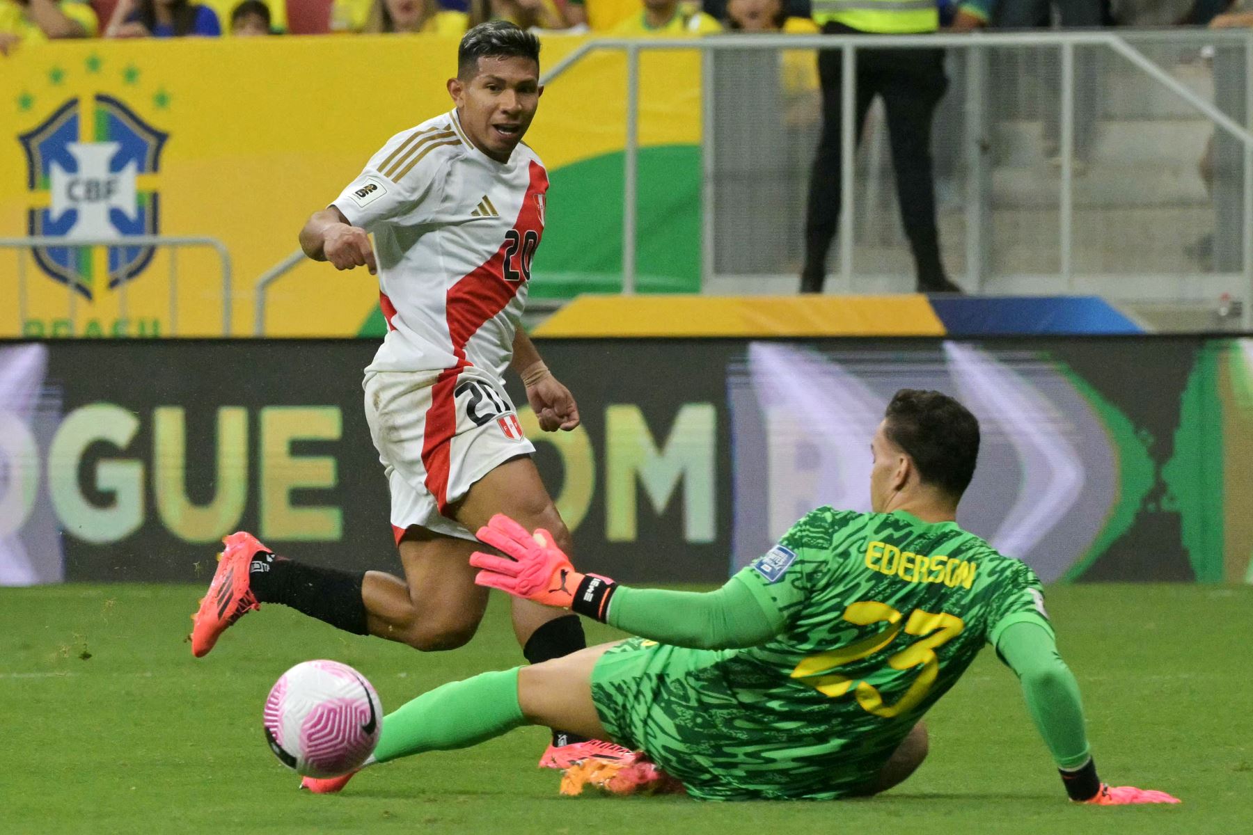 El mediocampista peruano  Edison Flores y el portero brasileño  Ederson luchan por el balón durante el partido de fútbol de las eliminatorias sudamericanas para la Copa Mundial de la FIFA 2026 entre Brasil y Perú. AFP