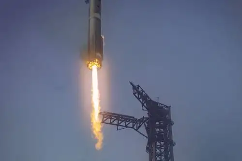 SpaceX tuvo éxito este domingo en hacer una maniobra espectacular: atrapó el propulsor de su megacohete Starship tras un vuelo de prueba de casi nueve minutos. Foto: SpaceX