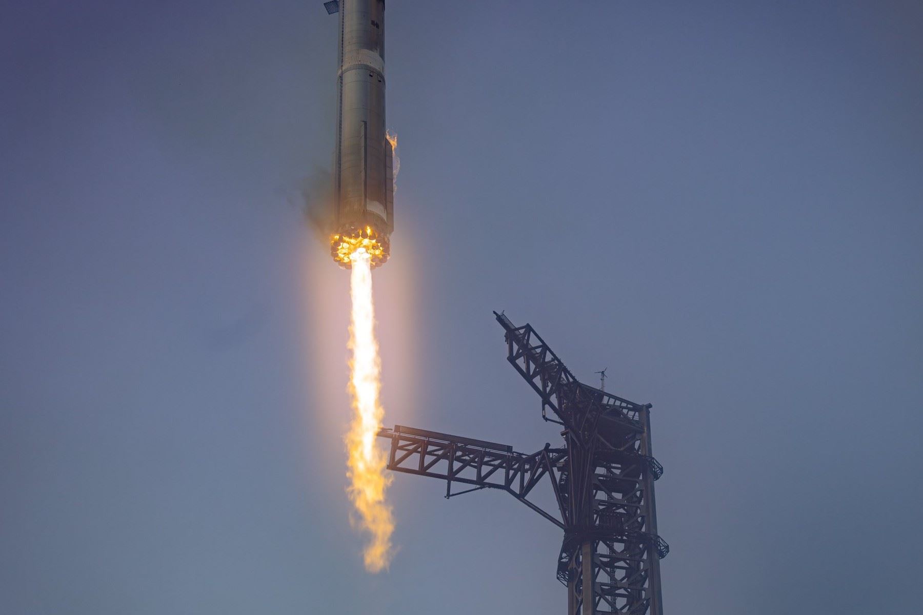 SpaceX tuvo éxito este domingo en hacer una maniobra espectacular: atrapó el propulsor de su megacohete Starship tras un vuelo de prueba de casi nueve minutos. Foto: SpaceX