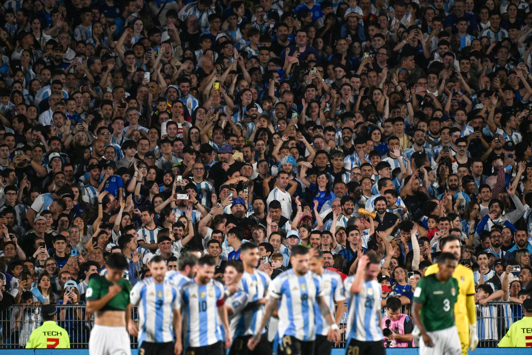 Los fanáticos de Argentina aplauden después de que Lautaro Martínez anotó durante el partido de fútbol de las eliminatorias sudamericanas para la Copa Mundial de la FIFA 2026 entre Argentina y Bolivia en el estadio Mas Monumental de Buenos Aires. AFP