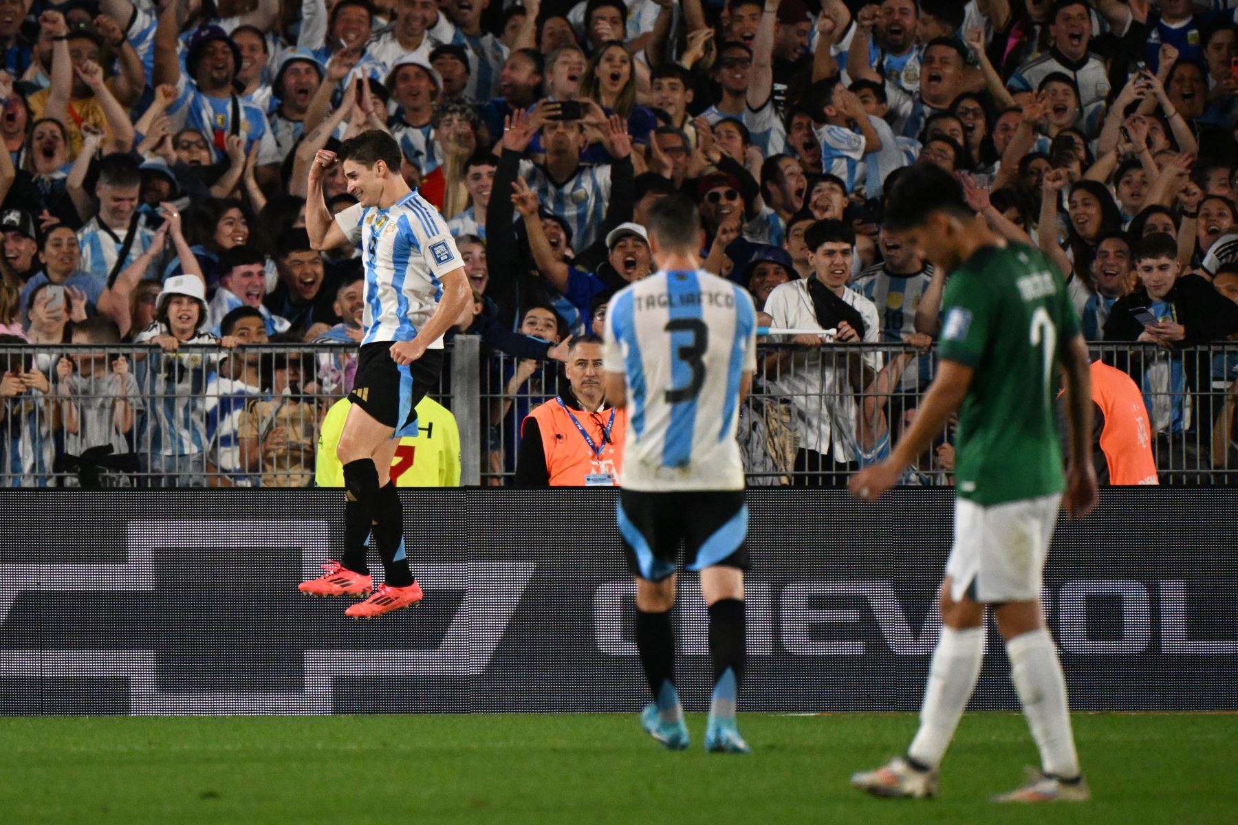 El delantero argentino  Julián Álvarez celebra tras marcar un gol durante el partido de fútbol de las Eliminatorias Sudamericanas para la Copa Mundial de la FIFA 2026 entre Argentina y Bolivia. AFP