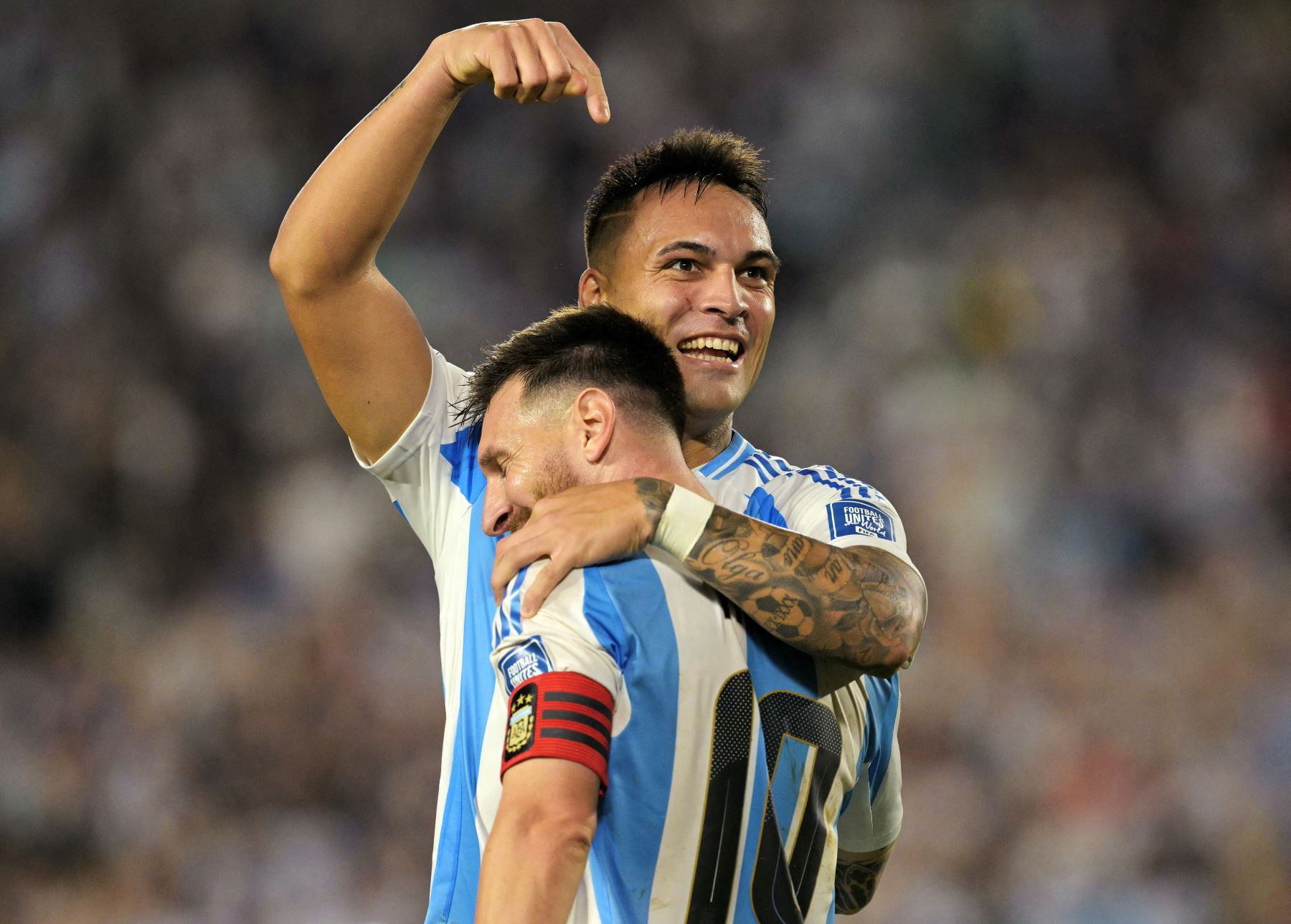 El delantero argentino Lautaro Martínez celebra con el delantero argentino  Lionel Messi luego de anotar durante el partido de fútbol de las eliminatorias sudamericanas para la Copa Mundial de la FIFA 2026 entre Argentina y Bolivia. AFP