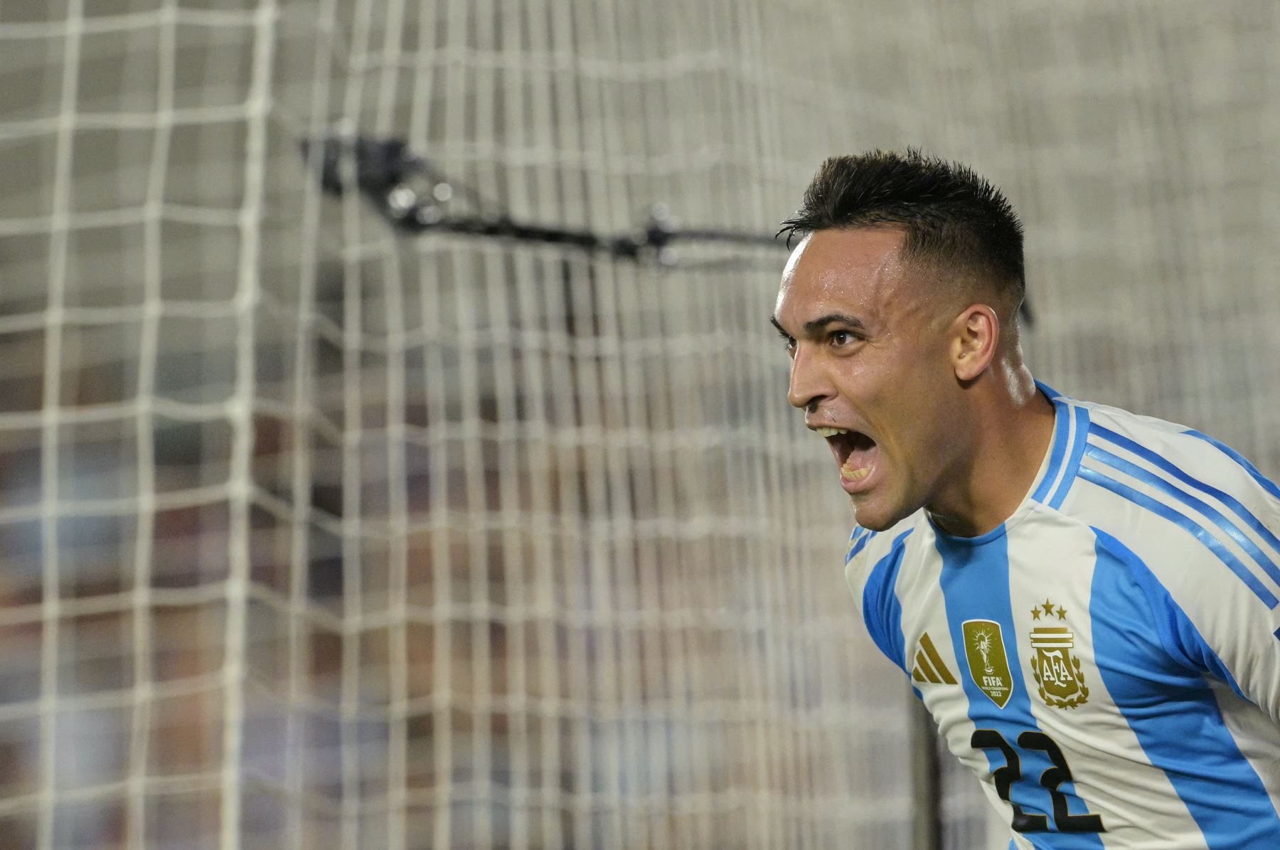 El delantero argentino  Lautaro Martínez celebra tras anotar durante el partido de fútbol de las Eliminatorias Sudamericanas para la Copa Mundial de la FIFA 2026 entre Argentina y Bolivia. AFP