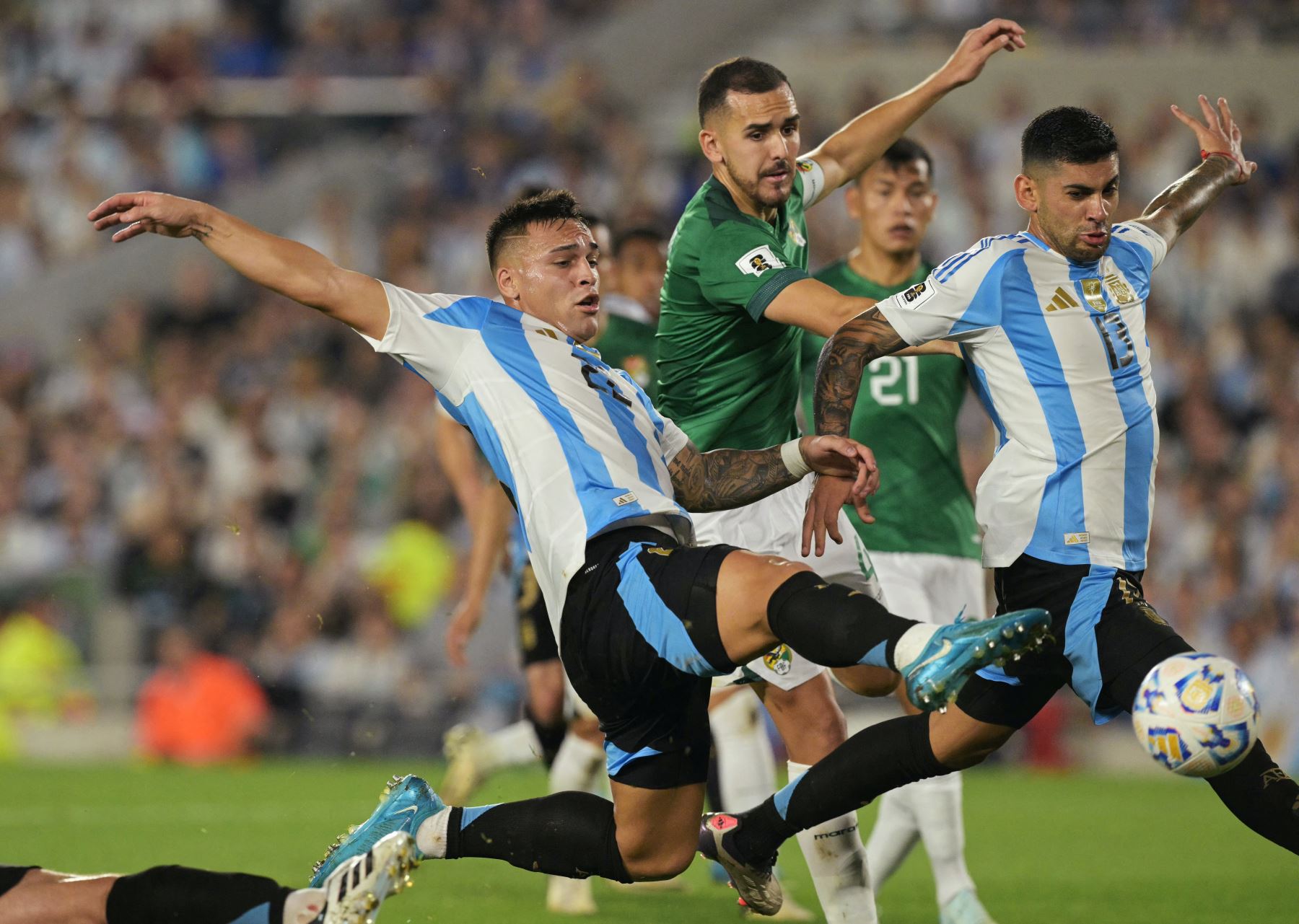 El defensor de Bolivia Luis Haquin pelea por el balón con el delantero de Argentina  Lautaro Martínez y el defensor de Argentina  Cristian Romero durante el partido de fútbol clasificatorio sudamericano para la Copa Mundial de la FIFA 2026 entre Argentina y Bolivia. AFP