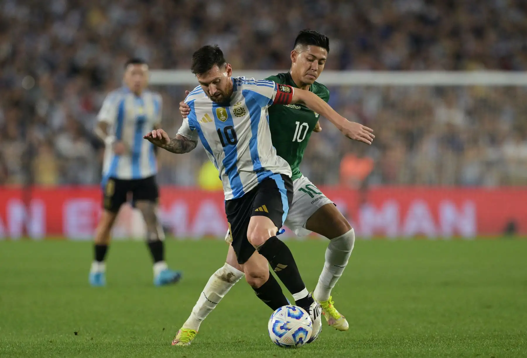 El delantero argentino Lionel Messi y el delantero bolivianoRamiro Vaca luchan por el balón durante el partido de fútbol clasificatorio sudamericano para la Copa Mundial de la FIFA 2026 entre Argentina y Bolivia. AFP