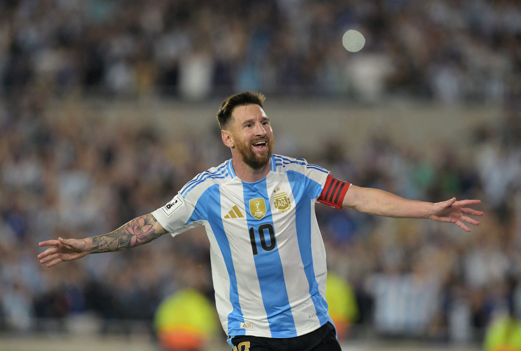 El delantero argentino Lionel Messi celebra después de anotar durante el partido de fútbol de las eliminatorias sudamericanas para la Copa Mundial de la FIFA 2026 entre Argentina y Bolivia. AFP