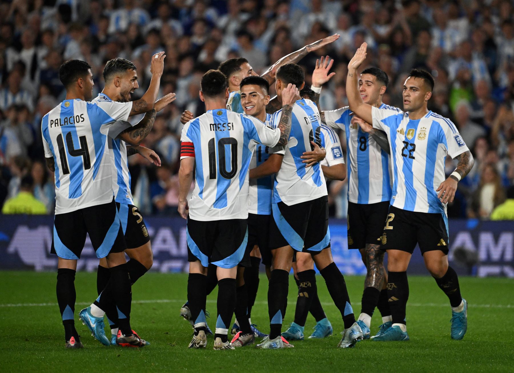 El mediocampista argentino  Thiago Almada celebra con sus compañeros después de anotar durante el partido de fútbol de las eliminatorias sudamericanas para la Copa Mundial de la FIFA 2026 entre Argentina y Bolivia. AFP