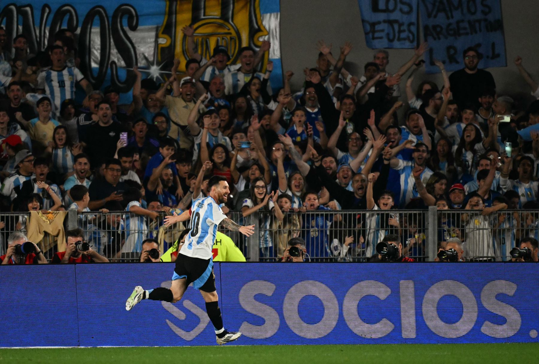 El delantero argentino  Lionel Messi celebra después de marcar un gol durante el partido de fútbol de las Eliminatorias Sudamericanas para la Copa Mundial de la FIFA 2026 entre Argentina y Bolivia. AFP