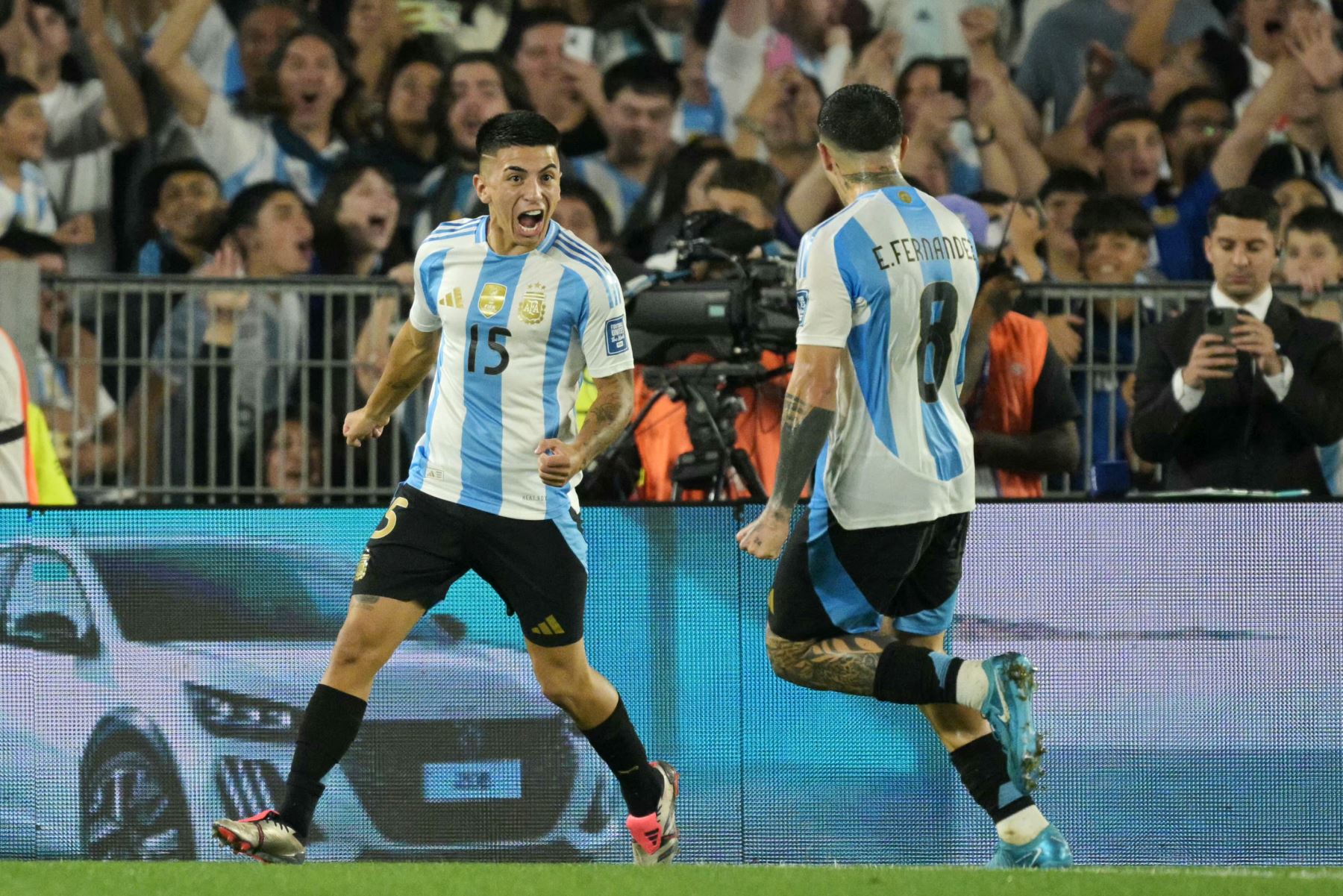 El mediocampista argentino  Enzo Fernández encabeza el balón durante el partido de fútbol de las eliminatorias sudamericanas para la Copa Mundial de la FIFA 2026 entre Argentina y Bolivia. AFP