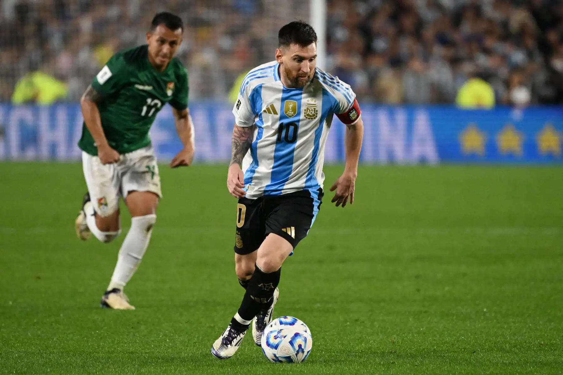 El delantero argentino  Lionel Messi y el mediocampista boliviano  Roberto Fernández luchan por el balón durante el partido de fútbol de las eliminatorias sudamericanas para la Copa Mundial de la FIFA 2026 entre Argentina y Bolivia. AFP